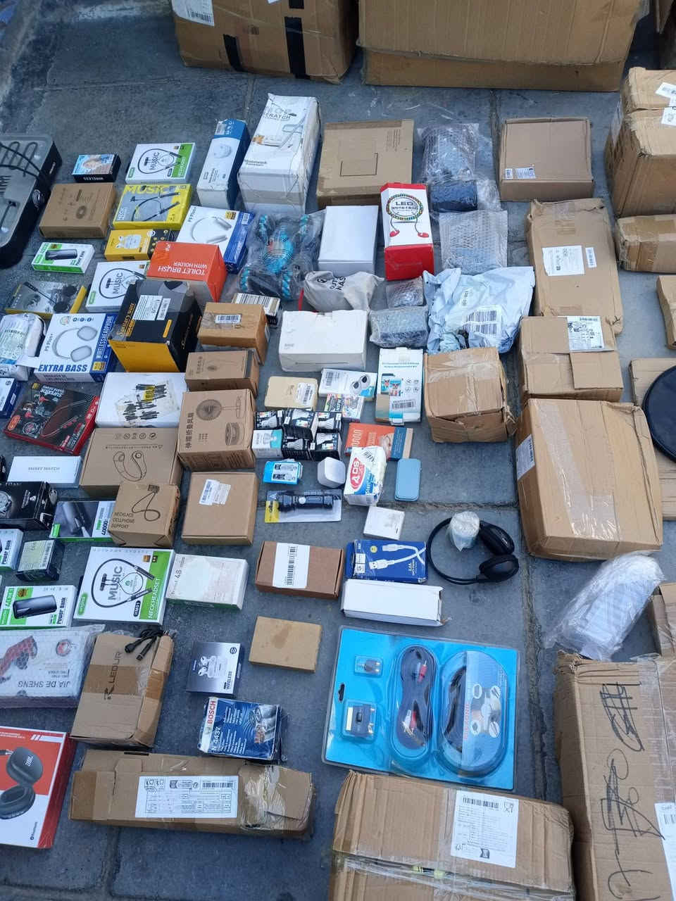 شلعه شلعه شلعه مابيع مفرد 
الكتروني كهربائي  منزلي قليل  كلشي واضح بل صور  
بيه تلفونات 7 كلهن شغلات بل جيس بورات بنك سماعات طوك يربودات  دات شوبات  هواي شغلات مفوله  وكلهن ينباعن 
  العدد 195 قطع    

سعر القطعه 5الف دينار

عتماد كرت ابو 10اسيا  
***********
