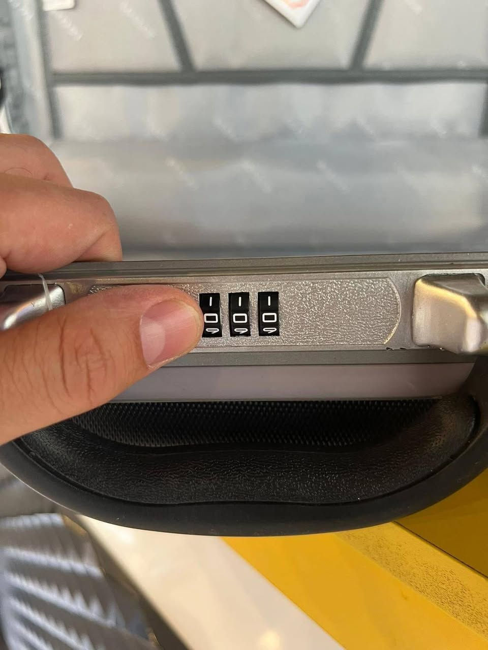 لأصحاب الذوق الرفيع والتميز 💼
إذا كنت تبحث عن حقيبة تعطيك هيبة وأناقة، وفرنالك الخيار الأنسب لك. حقيبة كلاسيكية تجمع بين الفخامة والعملية، ومثالية جداً لحفظ مستنداتك وأشيائك المهمة (مثل جوازات السفر، الأوراق الرسمية، والأغراض الشخصية) بأمان تام في مكان واحد.
​أهم المواصفات والمميزات:
• متوفر لدينا نوعين لتناسب ذوقك واحتياجك.
• مصنوعة بجودة عالية من جلد مقوى بمادة الألياف الكاربونية.
• قفل أمان برمز سري (أرقام) لحماية ممتلكاتك 🔒
• تقسيمات داخلية ممتازة ومنظمة لسهولة ترتيب الأغراض.
​السعر: 50 فقط ✨
​🚚 يوجد توصيل لكل محافظات العراق، ويصلك الطلب خلال 24 ساعة فقط!
​لتثبيت الحجز، يرجى إرسال رقم الموبايل مع العنوان الكامل.
للتواصل والطلب راسلنا على الخاص، أو عبر الواتساب على الرقم:
📞 ***********
