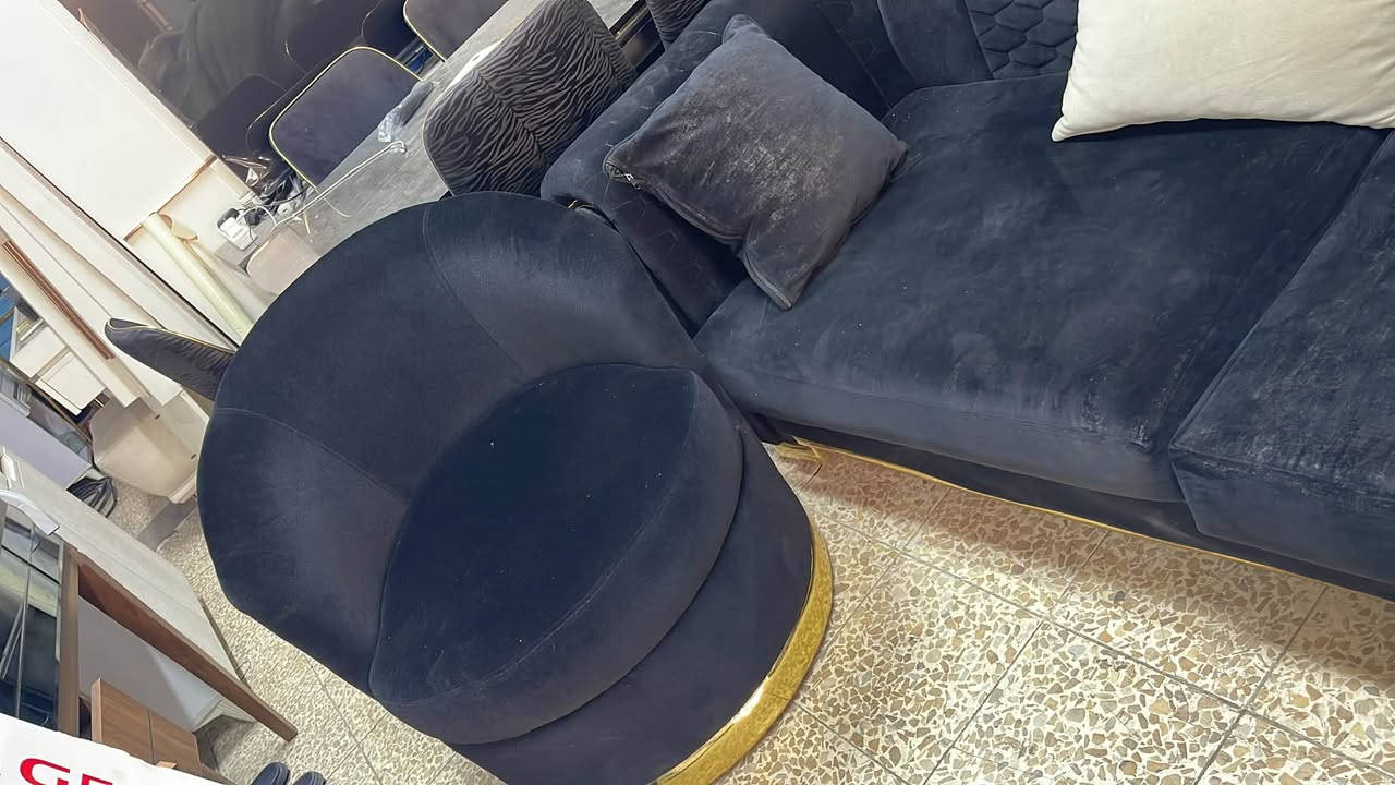 ست طخم نص طخم قنفات 5نفرات+ميز طعام 6كرسي تركيا مركه نظيف كلش نظيف100%100بدون اي عيب اي ستفسر عل***********
