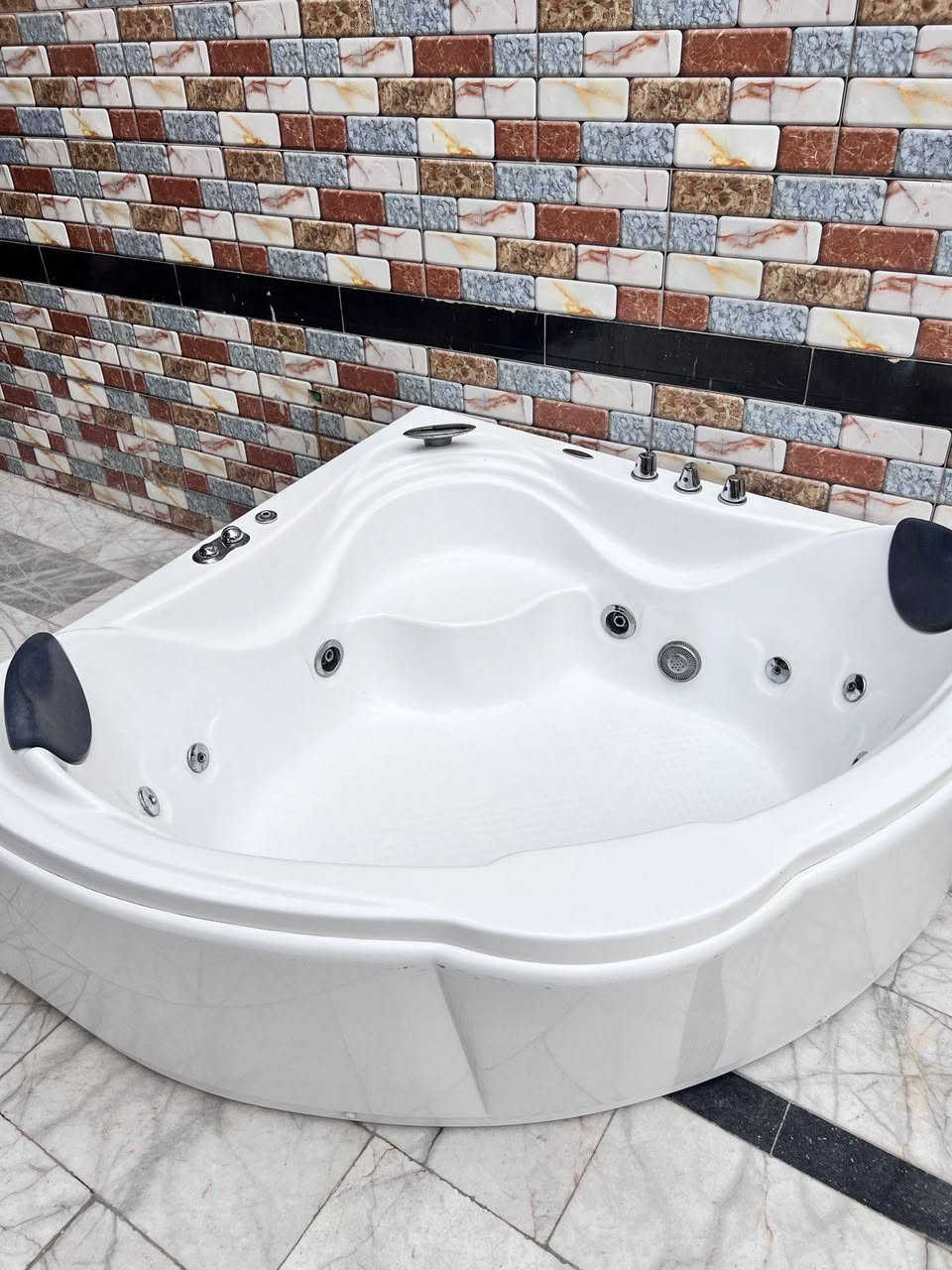 بانيو جاكوزي للبيع شخصين نضيف جدا مثل ما مبين كدامكم ماركة massage
8 مضخات ونافورة 
كل غراضة كاملة ومؤسس 
نضام ضغط ماء وهواء وتسخين السعر 750 مكاني كربلاء 
للاستفسار ‏‪***********‬‏
