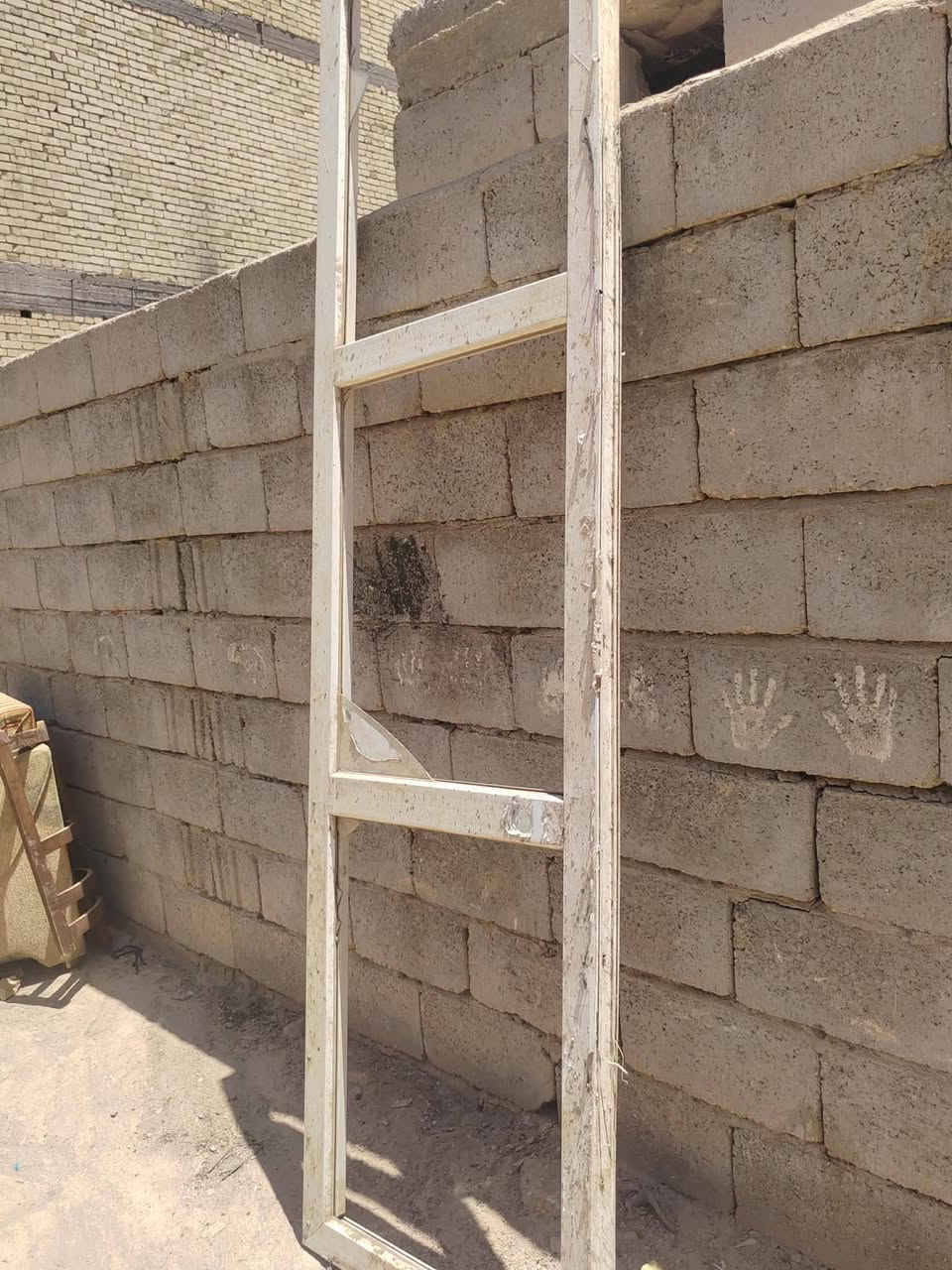 السلام عليكم قاطع بي في سي للبيع من النوع الثقيل محترم جدأ يصلح يكون قاطع أو واجهة محل او غرفه القياس الارتفاع 256* العرض 257 مع ملحق قياس 50*270 معروض للبيع يحتاج فقط جام للاستفسار على الرقم ***********او مراسلة
