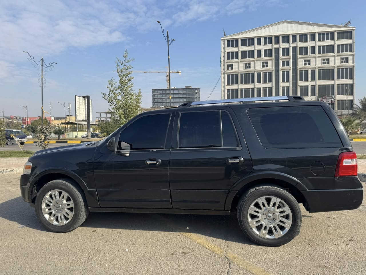 فورد اكسبديشن 2012 خليجي وكالة نيفا مكفولة بلشرط سونار موجود جاملغ الراكب بارد رقم بغداد الانكليزي بسمي
مواصفات 
🔴دوسات كهرباء بلاد
🔴 جنطة كهرباء
🔴 دواسات بنزين وبريك متحركة كهرباء
🔴 3شاشات
🔴 فتحة 
🔴 كامرة
🔴حساسات امامية
🔴حساسات خلفية
🔴اشاير بلمري 
🔴كشنات جلد 
🔴 كشنات كهرباء ووضعيات
🔴 كشن ترحيب
🔴تحكم ستيرن 
🔴مكينة v8 5.4
🔴 سستم صوت دمام بلادي
🔴 تبريد مركزي 3قطع
السعررر  155
مكاني كربلاء 
تواصل ***********
