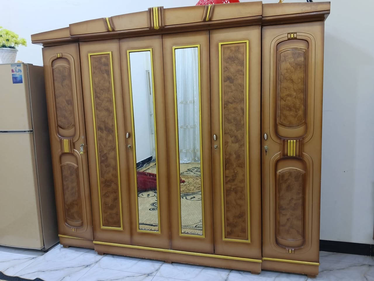 سلام عليكم غرفة اخشاب كويتي قويه للبيع نضيفه وجديدة هيه ودوشكته سعر 650 وبيه مجال لشراي عنواني الزبير ***********

