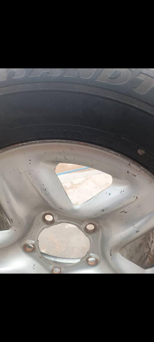 تاير لاند كروز للبيع 
اخو الجديد 
قيم وتعال اخذه 
قياس 
275/65R17.     115H
واتساب 
***********

