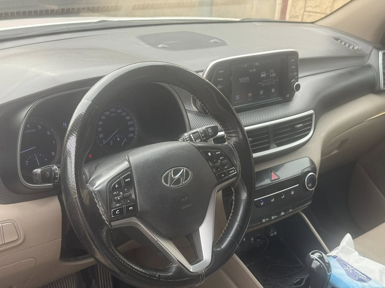 السلام عليكم
سيارة توكسان موديل 2020 شركة الكاصد رقم بغداد انكليزي بأسمي مكينه 2000 خليجي ماشية 102 كيلو متر 
السياره جديده بصمه وشاشه وكامره وحساس امامي خلفي سايد بريك بالرجل لايت 5 عدسات مري شفط اشاره بالمرايه ويل كب كرسي كهرباء مكينه وكير بلاد تخم تاير حداديه جديده ماناقصه اي شي 
ملاحظه 
السيارة لاشخوط ولا بارد غير المذكور بالملاحظه بيه فقط باب الوره السائق مطبع بي بارد اقل 4 اصابع 
السعر 200 ورقه بيه مجال قليل 
غير متواجد على التواصل الاجتماعي 
للتواصل اتصل على الرقم ***********
