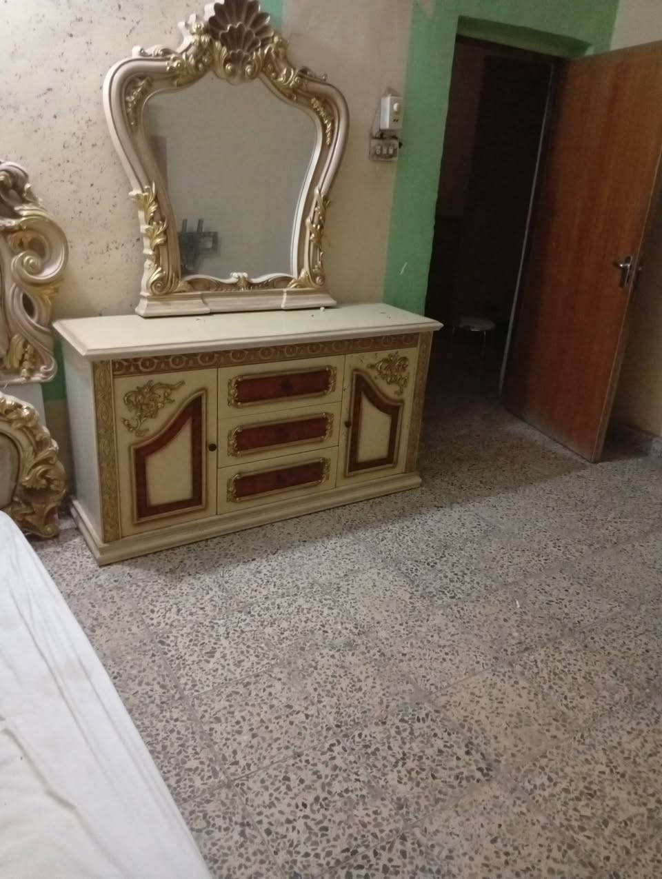 سلام عليكم غرفه لبيع نضيفه  شراي يتصل ***********
