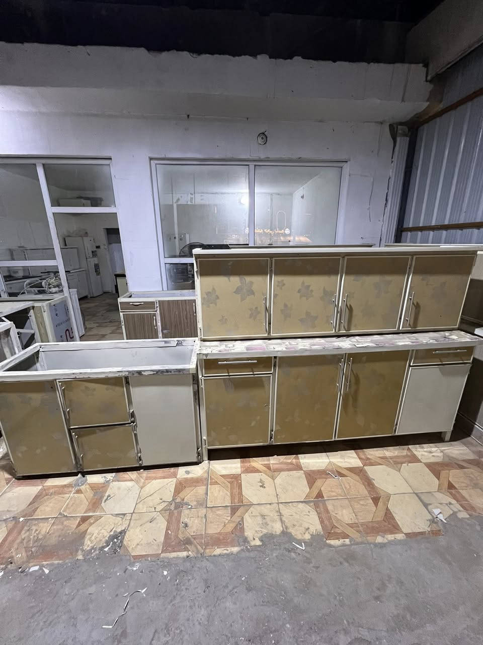 كاونترات مستخدمه للبيع قياس مترين مع سنك كامل العنوان التأميم مقابل مطعم حجي باسم الاستفسار ***********
