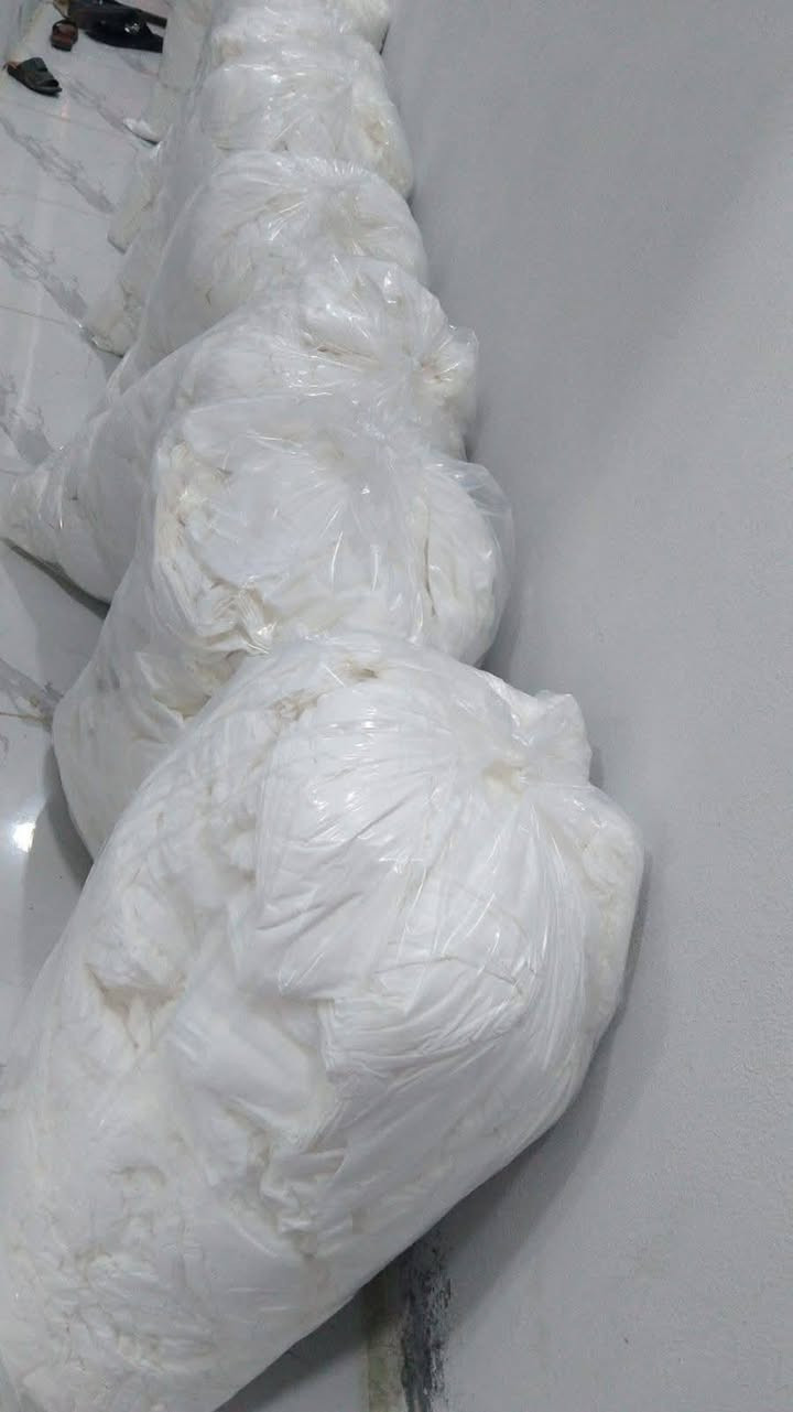كلينس صناعه معمل درجه اولى وقوي يستخدم لاي شي  للمطابخ للسيارات للتنضيف للاستعمال الشخصي ع شكل لفات طبقات ومصفط داخل الكيس ثخين وناعم نفس الباكتيات ويكفي سنه: للاستفسار الاتصال ب هذا *********** او خاص
