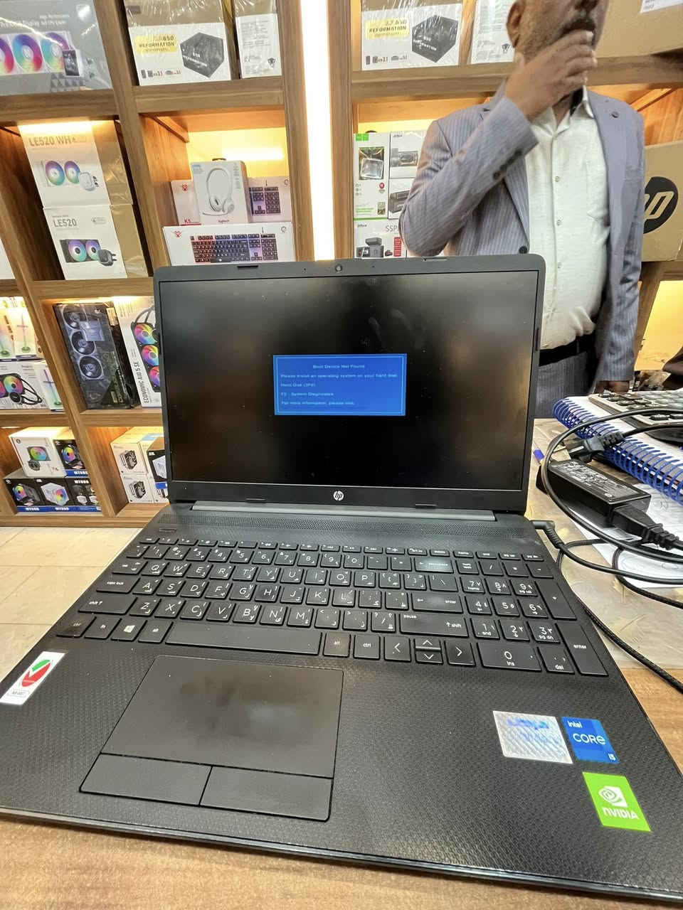 � لابتوب HP للبيع – نظيف وجاهز للاستخدام 

 HP Laptop 15 – Core i5 جيل 11  RAM 16GB  Windows 11 Pro

لابتوب ممتاز جدًا وسريع، استخدام نظيف، مناسب للشغل، الدراسة، الأوفيس، البرمجة، التصميم الخفيف وكل الاستخدامات اليومية.

 المواصفات:

 •  المعالج: Intel Core i5-1135G7 (الجيل 11)
 •  الرام: 16GB RAM
 •  النظام: Windows 11 Pro
 •  الماركة: HP
 •  الموديل: HP Laptop 15-dw3xxx
 •  DirectX: 12
 •  الحالة: شغال 100% بدون أي مشاكل
 •  استخدام شخصي ونظيف

 سريع جدًا
 ما يعلّق
 يشغل برامج الأوفيس، المحاسبة، الفوتوشوب الخفيف، الدراسة الأونلاين

 السعر: مناسب وقابل للتفاوض للجادين فقط
 الموقع: البصرة – أبي الخصيب

 للاتصال / واتساب:
***********
