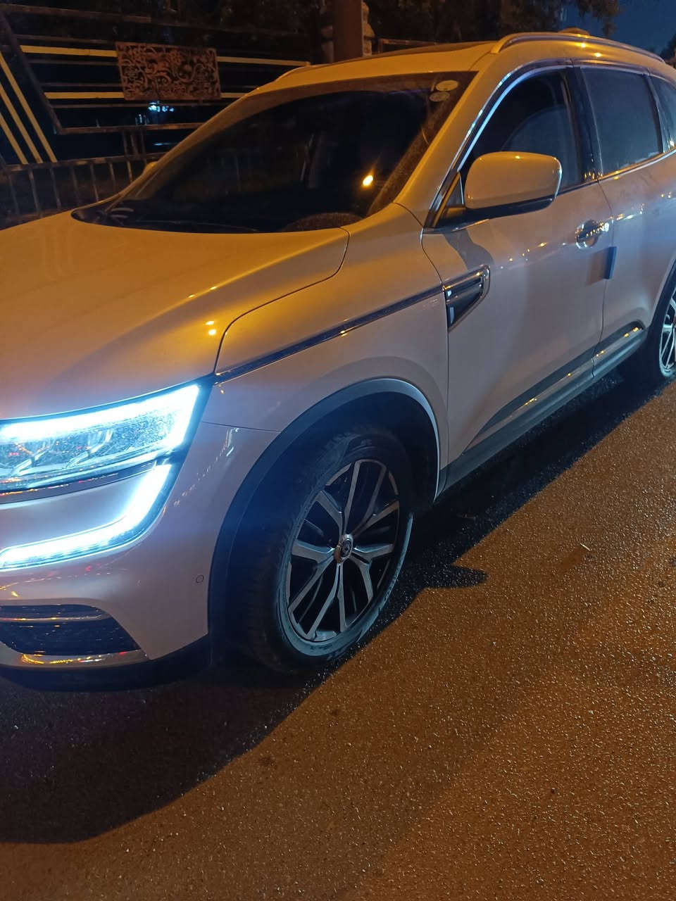 رينو كوليوس 2024 كلين 
فول مواصفات صندوق كهرباء بصمه سقف بانوراما 
تحكم على المنحدرات كاميرا 360 مستشعر وقوف 
تدفئة المقاعد مثبت سرعه شاشه مراقبه النقطه العمياء 
التحكم التلقائي بدرجات الحرارة ست وسادات هوائيه 
مصابيح الاماميه ليد مانع انزلاق لوحه قياده رقميه اناره محيطيه 
تشغيل عن بعد اوتو بارك 4x4 كاشف ضباب 
لوحات اربيل حره باسمي ضمان شركة ماشيه 3800الف 
السعر ،،(٢٣/٥٠٠$)رقم موبايل ***********

