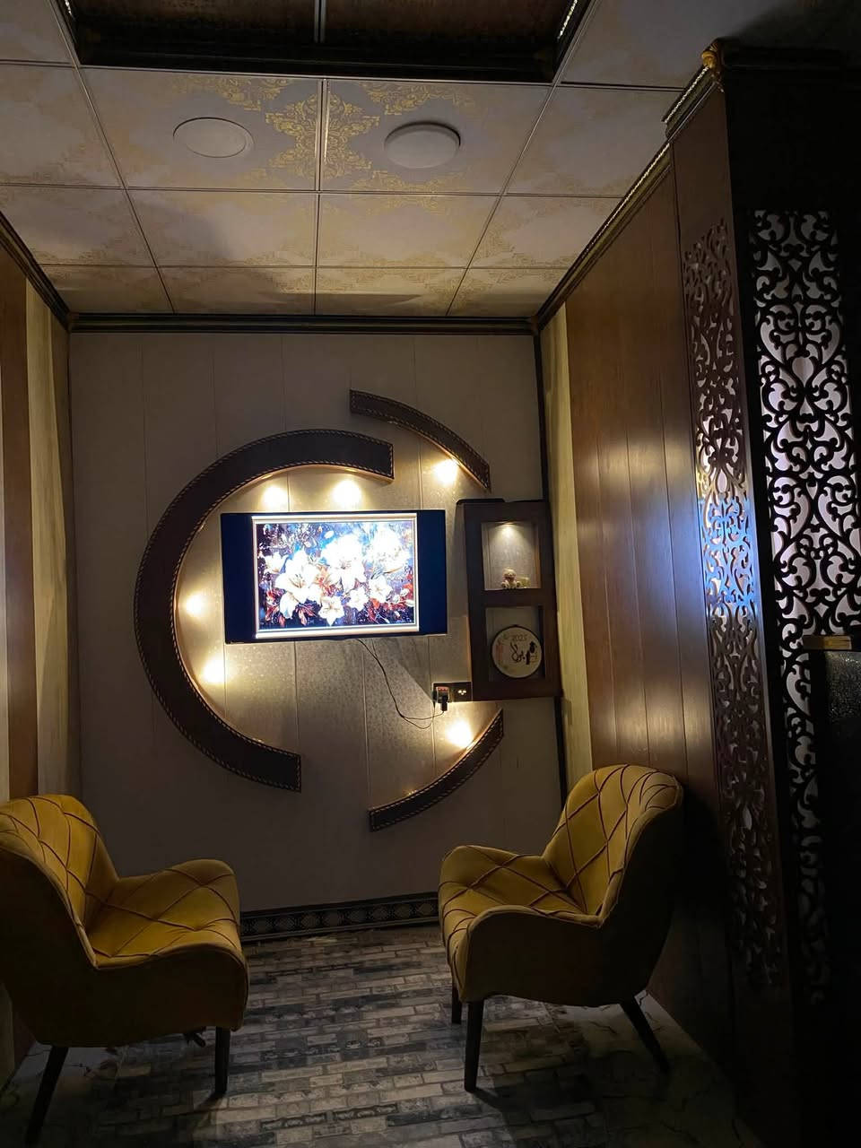 🏡 بيت طابو صرف للبيع .
📍 الموقع: المعقل – الحي المركزي، مقابل حسينية، وبالقرب من مستشفى الموانئ.

📐 المساحة الكلية: 240 م².
واجهة البيت  12 م. 

مواصفات البيت:

* الطابق الأول: 4 غرف، صالة، ديوانية، وحمّامان.
* الطابق الثاني: غرفة مع حمّام.
* بالاضافة الى وجود مشتمل صغير مستقل ومعزول عن البيت ومؤجر حالياً، مما يوفر دخلاً إضافياً.

✅ جميع الخدمات متوفرة (ماء، كهرباء، تبليط ، مجاري).
✅ قريب من المدارس الابتدائية والإعدادية للبنات و الاولاد ، بالإضافة قريب على مدرسة دولية.
✅ قريب من أهم الخدمات 

💰 السعر: 380 مليون و قابل للتفاوض

للاستفسار تواصل مع   ***********
***********

