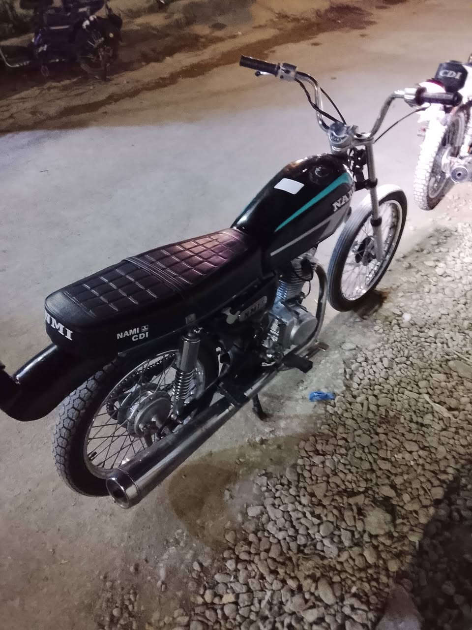 السلام عليكم نامه شلامجه للبيع تعميره كلها 25محركها مكفول كفاله عامه غراضها كلها اصليه من التياير للتاير دراجه شلعه ومعدل طيران شاصيها امتياز 21 سكنر سعرها 575وبيها مجال مكاني بابل محاويل***********
