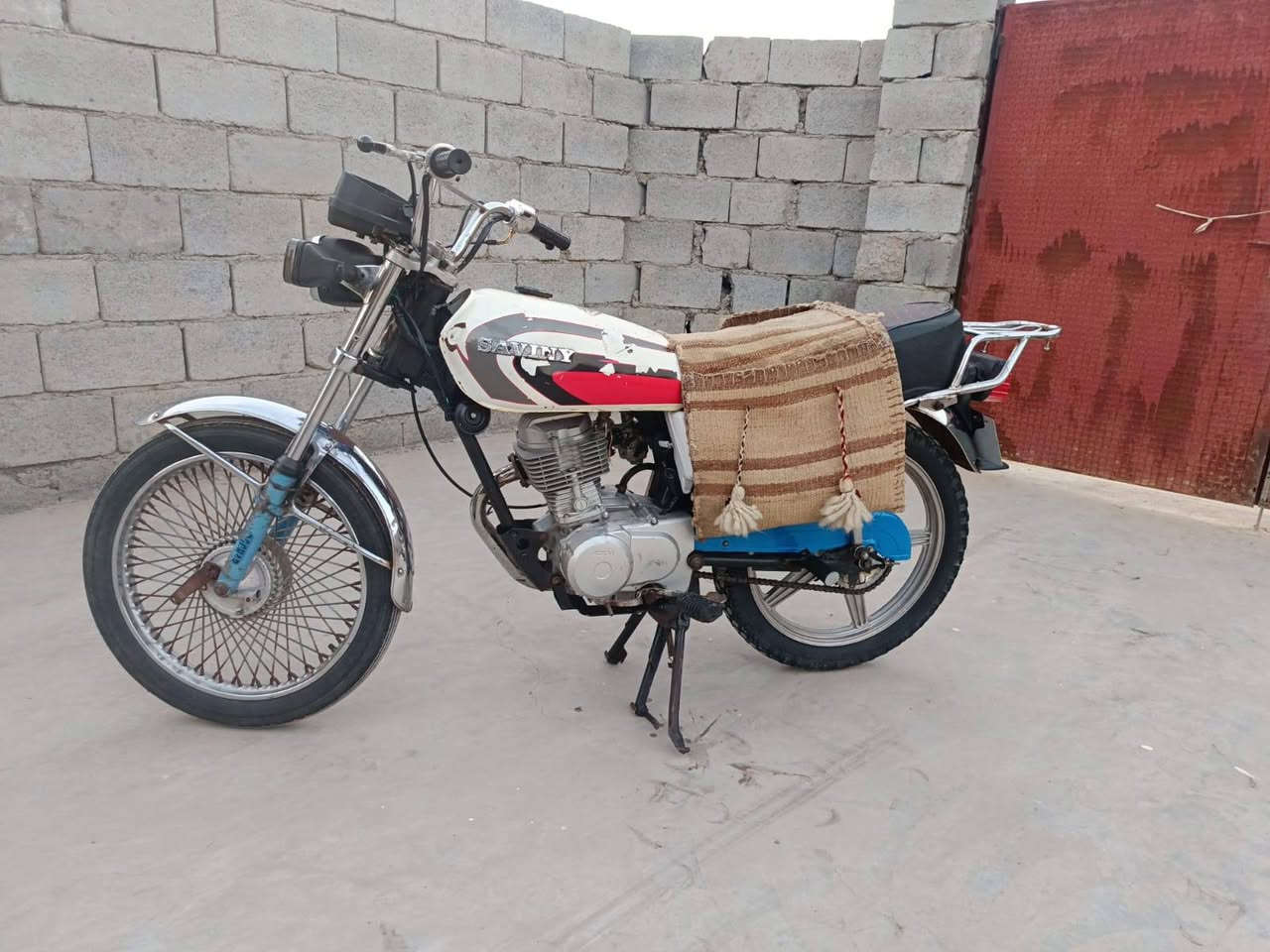 السلام عليكم للبيع إيراني 4 گير
كهربائيات /ظفيره اشاير دشبول مازده عقل  يدات لايت واشاير بگ لايت كله جديد 

ستاند وسطي وصفح جديد 

مكينه/ بيها بستم وولفات جدد  لا دخان ولا بخار بيها نظوح بسيط 

بدون اوراق سعره 300 وبي مجال.

مكاني الخالص ***********
