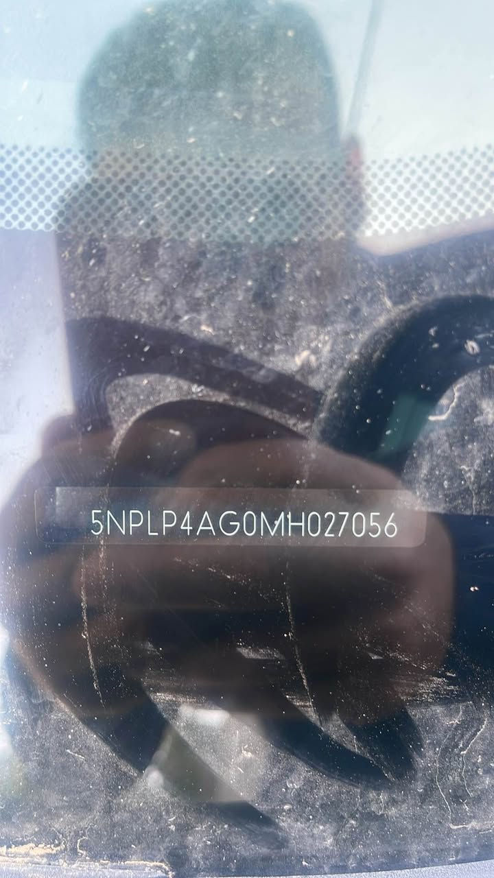 النترا لمتد 2021 فول مواصفات 
ماشيه 81 الف قابله للزياده 

 ناقل الحركة: IVT أوتوماتيك متطور لسلاسة عالية في القيادة.
• نظام القيادة: عدة وضعيات قيادة (Drive Mode) تشمل (Smart, Eco, Sport).

• الإضاءة: طقم مصابيح كامل LED (عالي وناصي) مع الإضاءة الخلفية المتصلة المميزة.

• الفتحة: فتحة سقف كهربائية.
•

• الشاشات: شاشة عدادات ديجيتال بالكامل 10.25 بوصة + شاشة لمس وسطية 10.25 بوصة تدعم الملاحة (Navigation).
• النظام الصوتي: نظام صوتي فاخر من شركة Bose بـ 8 سماعات.
• المقاعد: جلد طبيعي فاخر مع خاصية التدفئة (حسب المواصفات المتوفرة).
• الإضاءة الداخلية: إضاءة محيطية (Ambient Light) بـ 64 لوناً قابلة للتحكم.
• التكنولوجيا: دعم كامل لنظام Apple CarPlay و Android Auto + شاحن لاسلكي للهاتف.
🛡️ أنظمة الأمان والسلامة (SmartSense):
• الرادار: رادار أمامي لتجنب التصادم مع مكابح طوارئ.
• تثبيت السرعة: كروز كنترول ذكي (تفاعلي) يحافظ على المسافة.
• المسار: نظام الحفاظ على المسار والتحذير من الخروج عنه.
• النقاط العمياء: تنبيه النقاط العمياء في المرايا الجانبية.
• الحساسات: كاميرا خلفية مع حساسات ركن أمامية وخلفية.

الضرر -؛ جامليغ وبنيد الايمن والباب الخلفي وقليل جدا من جامليغ الخلفي و اماكن بارد قليله 

السعر 135 ورقه 
للاستفسار 
*********** بغداد, العراق
