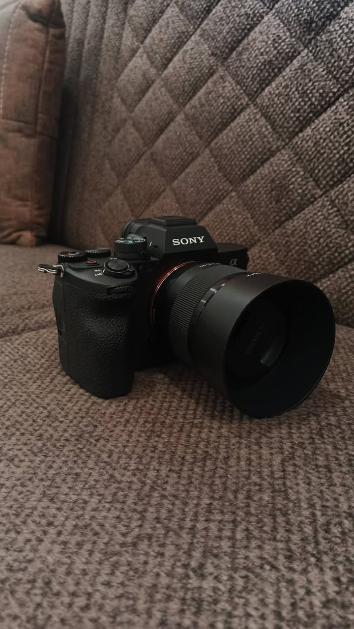 اسلام عليكم كامره sony a7iv للبيع📢📷📷
 جديده استعمال شخصي خفيف جدآ
الشتر 7k  🔥💯
وياها عدسه 50 1.8mm 
رام 64 sandisk GB💾
بطاريه 🔋🔋
حزام مالتها
وشاحنه 
وجنطه صغيره  
الكامرة نظيفه كلش شخط مابيها 
العدسه هم كلش جديده بعده الوصل مالتها موجود 
ابيع كلهن شلع مابيع فقط عدسه أو فقط بدي 
السعر 23 $ وبيها مجال
***********
