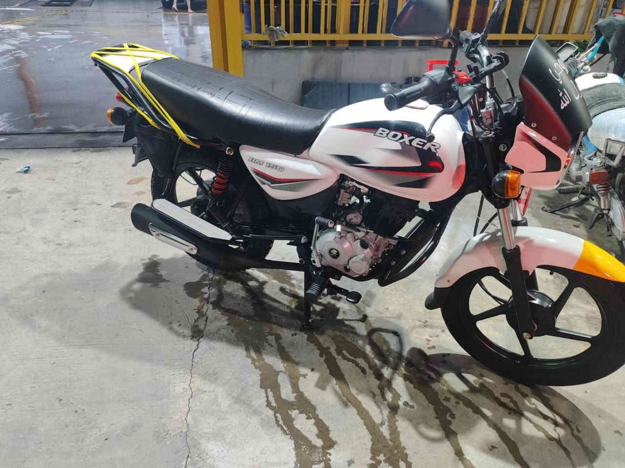 سلام عليكم لبيع دراجه بوكسر موديل 23 كفاله عامه من كلشي مرقم رقم ديالى انكليزي شرط تحويل دراجه خير من الله سعره 3000.0000 ملاين وبيه مجال مكاني ديالى خالص هبهب رقمي ***********
