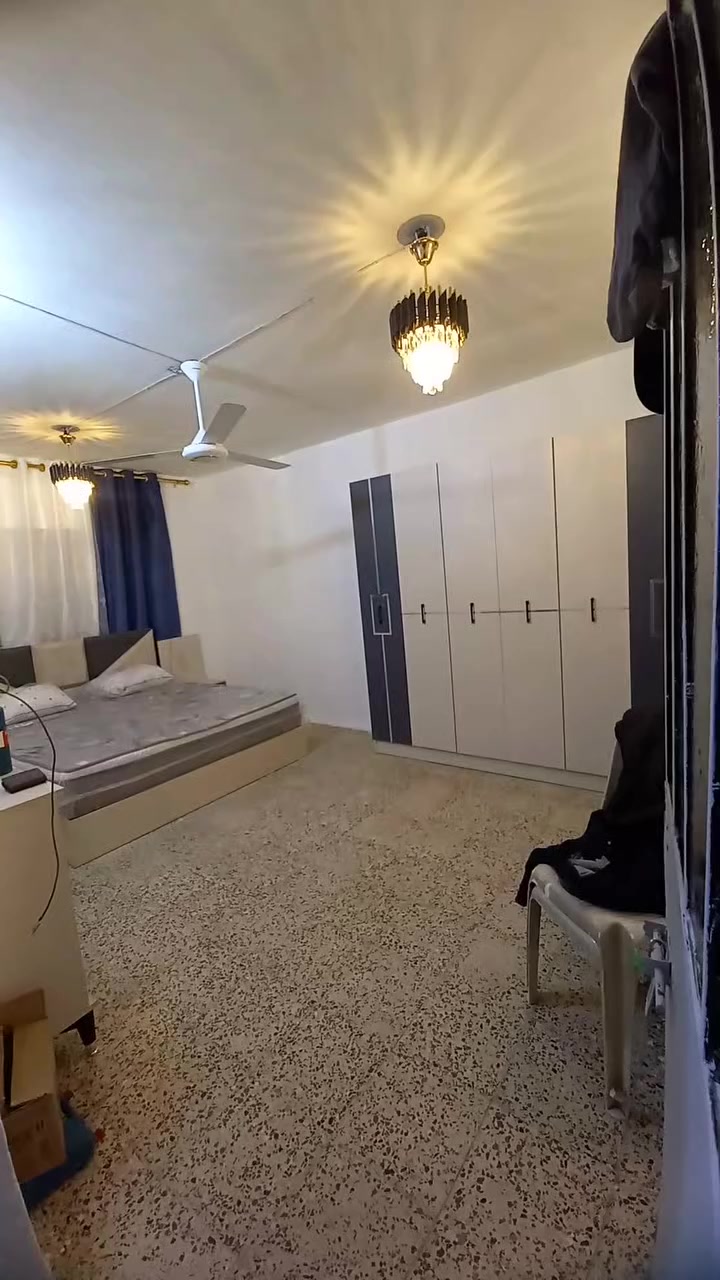 السلام عليكم غرفة للبيع 5 قطع كنتور 6 بيبان جديدة ما مستعملة ابد للأمانة اشتريته قبل سبوع ب 625 مع النقل والشد وسعر البيع حالياً 475 وبيه مجال بسيط.. هذا رقمي ***********
