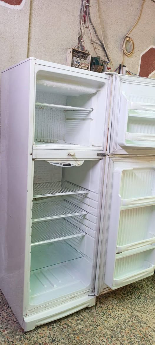 ثلاجه للبيع شغاله شرط الشغل السعر 200 وبيها مجال بصره حيانيه دور الشرطه رقم الهاتف ***********
