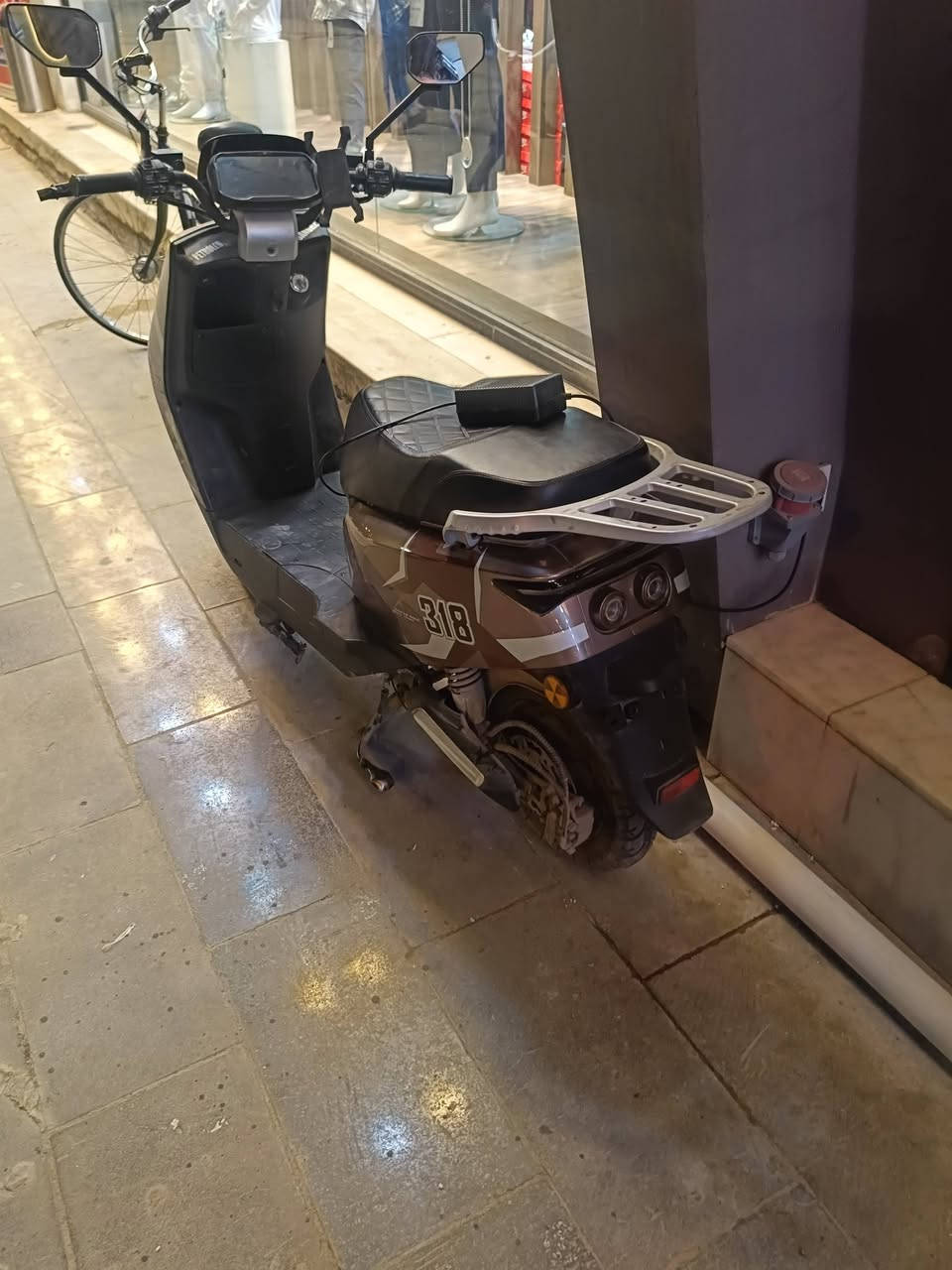 المواصفات والتفاصيل:
الموديل: 318 الحجم الضخم (الهيكل القوي).
النظافة: الدراجة بحالة ممتازة، شغل نظيف ومرتب ومحافظ عليها جداً.
الأداء: سحبة قوية وعزم عالي، تمشي بيك مسافات طويلة وبكل سلاسة.
البطاريات: أصلية وبحالة ممتازة، شحنها يطول وتتحمل الاستخدام اليومي.
الإضاءة: منظومة LED كاملة (عالي، ناصي، إشارات) واضحة جداً بالليل.
الشاشة: دشبول ديجيتال إلكتروني يقرأ السرعة ونسبة الشحن بدقة.
الإضافات: * نظام حماية ضد السرقة (جرس إنذار).
ريموت كنترول للتحكم عن بعد.
جامات جانبية أصلية.
تايرات تيوبلس بحالة الوكالة.


**إذا كنت صاحب هذا الإعلان وتريد حذفه لأي سبب، رجاءا أرسل رسالة إلى الدعم الفني**