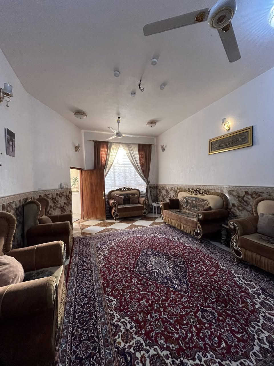 السلام عليكم
دار لبيع في ام الخيل الثالثه قرب مدرسه قطر الندى

مساحه البيت ٢٠٠ متر يتكون بيت من طابق واحد كونكريت

وعلى غرفتين نوم +صاله وصحيات خارجيه وداخليه +استقبال ٧*٤ يقع البيت على شارع عرض١٠م 

للاستفسار اتصال على رقم ***********

— في ‏ديوانية ام الخيل‏.
