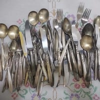 ملاعق وشوك وسكاكين • مطلي فضة • مختومة