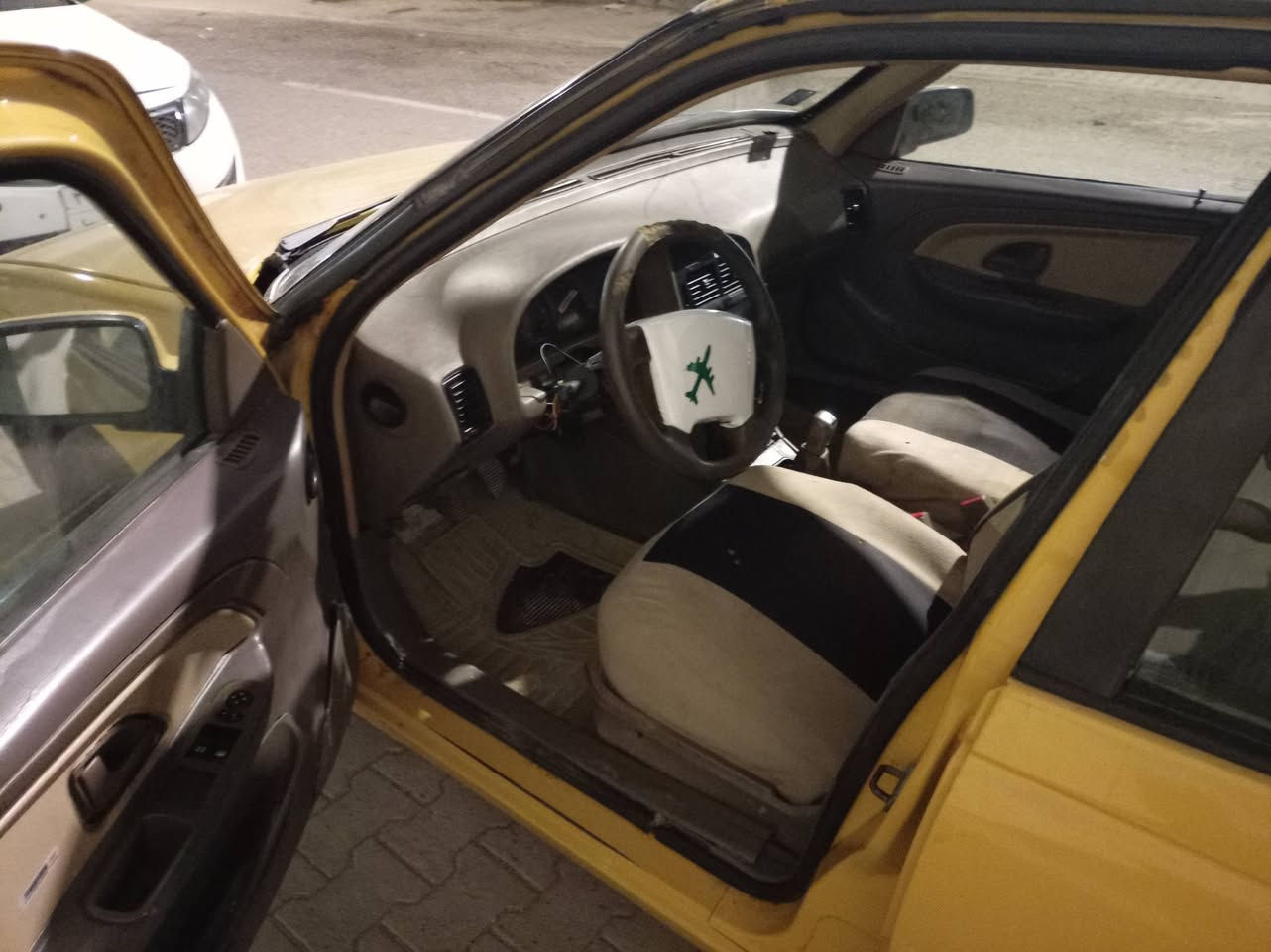 السلام عليكم 
بيجو 405 لميس موديل 2012
رقم بغداد دولي مصفرة ماعليه لا هيئه ولا غرامات  مكينة وكير خير من الله بس يرادله حدادية السعر 
25  ورقة وبيه مجال قليل 
***********
مكان سيارة نجف
