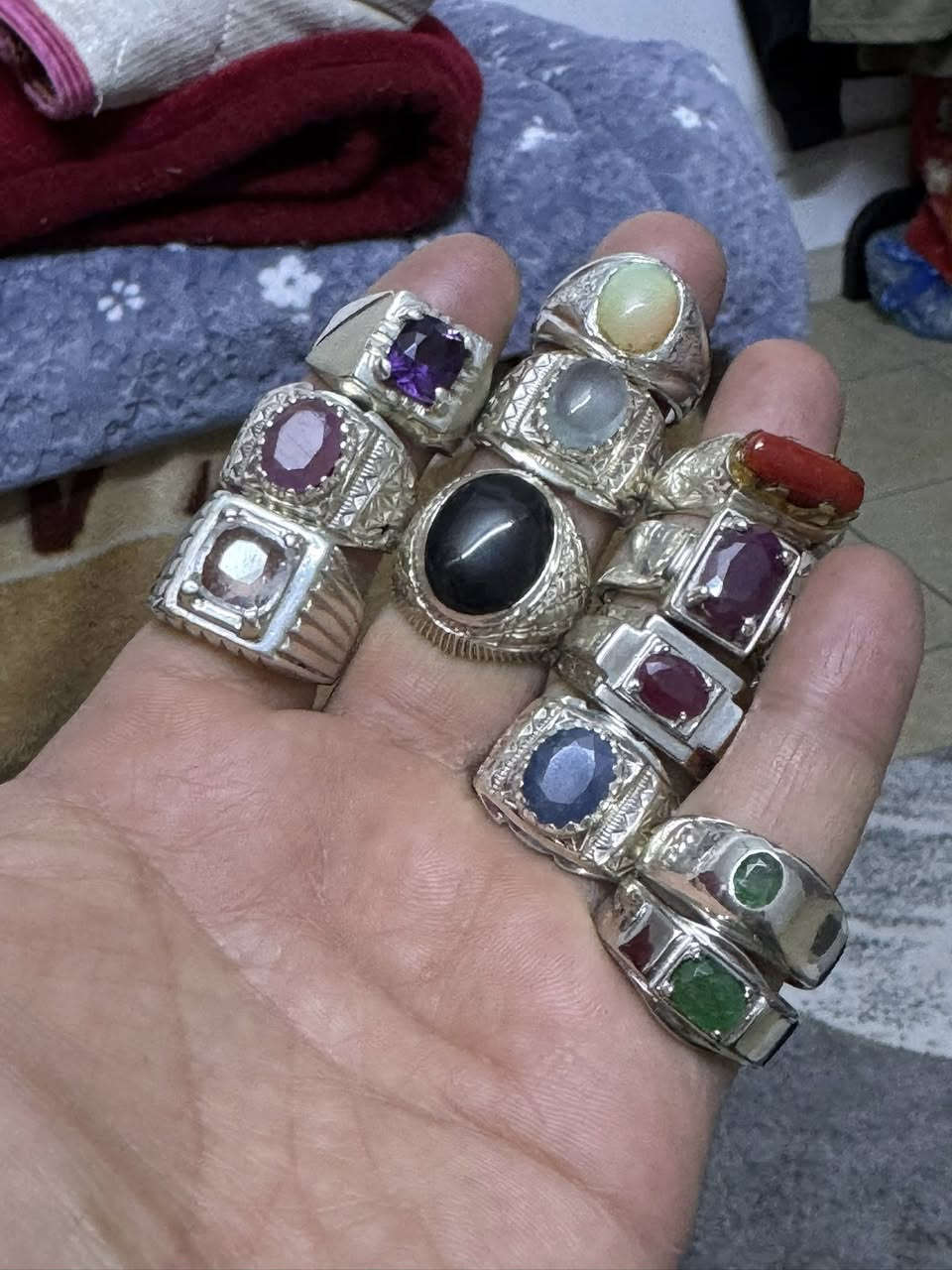 السلام عليكم
١٢ خاتم للبيع كلهن صياغات ممتازه عيار الفضه ٩٥٠ والأحجار اصليه غير معالجه
ياقوت افريقي غير معالج عدد ٣
زمرد زانبي عدد ٢
مرجان تونسي داير نحاس عدد ١
توباز افريقي اصلي عدد ١
اكوامارين عدد ١ 
زفير عدد ١
عقيق اسود يماني شفه عدد ١
اوبال اثيوبي عدد ١ 
جمشت تراش عدد ١ 
البيع جمله ومفرد 
للاستفسار اتصال او واتساب ***********
