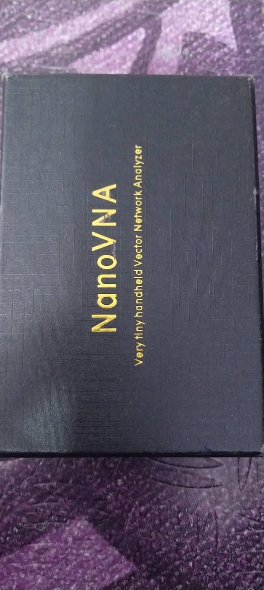 الجهاز محلل شبكات متجهي (VNA) يُعرف باسم NanoVNA، وهو مستخدم لقياس الخصائص الكهربائية للدوائر ذات الترددات الراديوية.يحتوي الجهاز على شاشة تعرض رسومًا بيانية مثل مخطط سميث (Smith Chart) لتحليل المعاوقة، ومنحنيات لفقدان الإرجاع (S11) وفقدان الإدخال (S21).يحتوي الجزء العلوي على منفذين (Port 1 و Port 2) لتوصيل الأجهزة المراد اختبارها، مع حدود طاقة قصوى محددة بـ 10dBm RF و


**إذا كنت صاحب هذا الإعلان وتريد حذفه لأي سبب، رجاءا أرسل رسالة إلى الدعم الفني**
