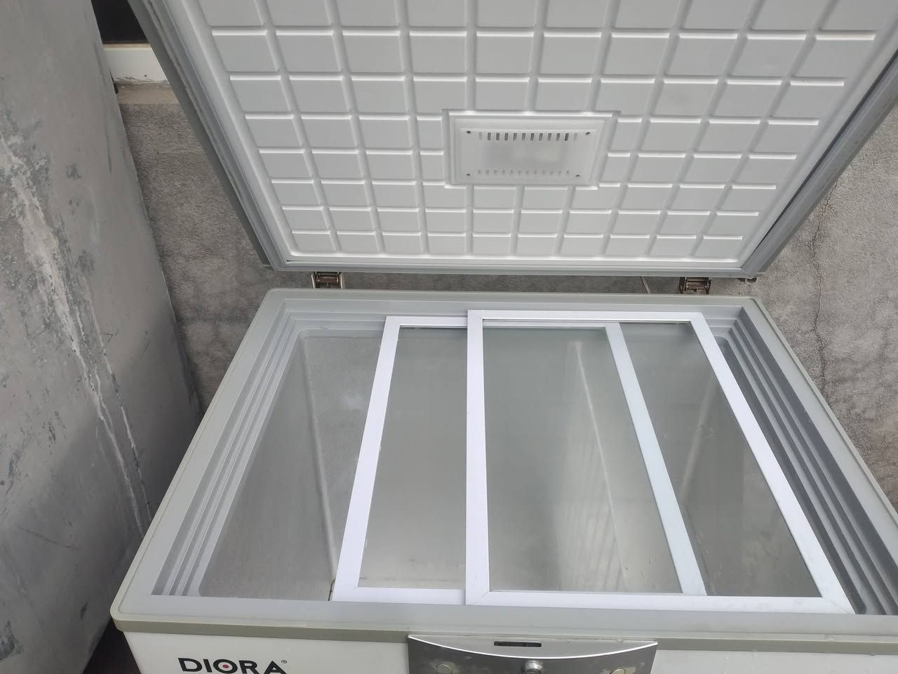 موجەمیدەی مارەکەی دیۆرای عەسلی زۆر پاکو جوانە قیاسی بەرزیو+ پانی 80 سانتینە سوربی ناوەکەی چەن کونێکی بچوکی تیایە چاکراوە زۆر بێ عەیبە لە وێنەکان دیارە 
بەشەرتی ئیشکردنو ئۆتۆماتیکو سەهوڵ کردن نرخی 70 هەزارو مەعامەلە
 شوێن سەیدسادق
***********
