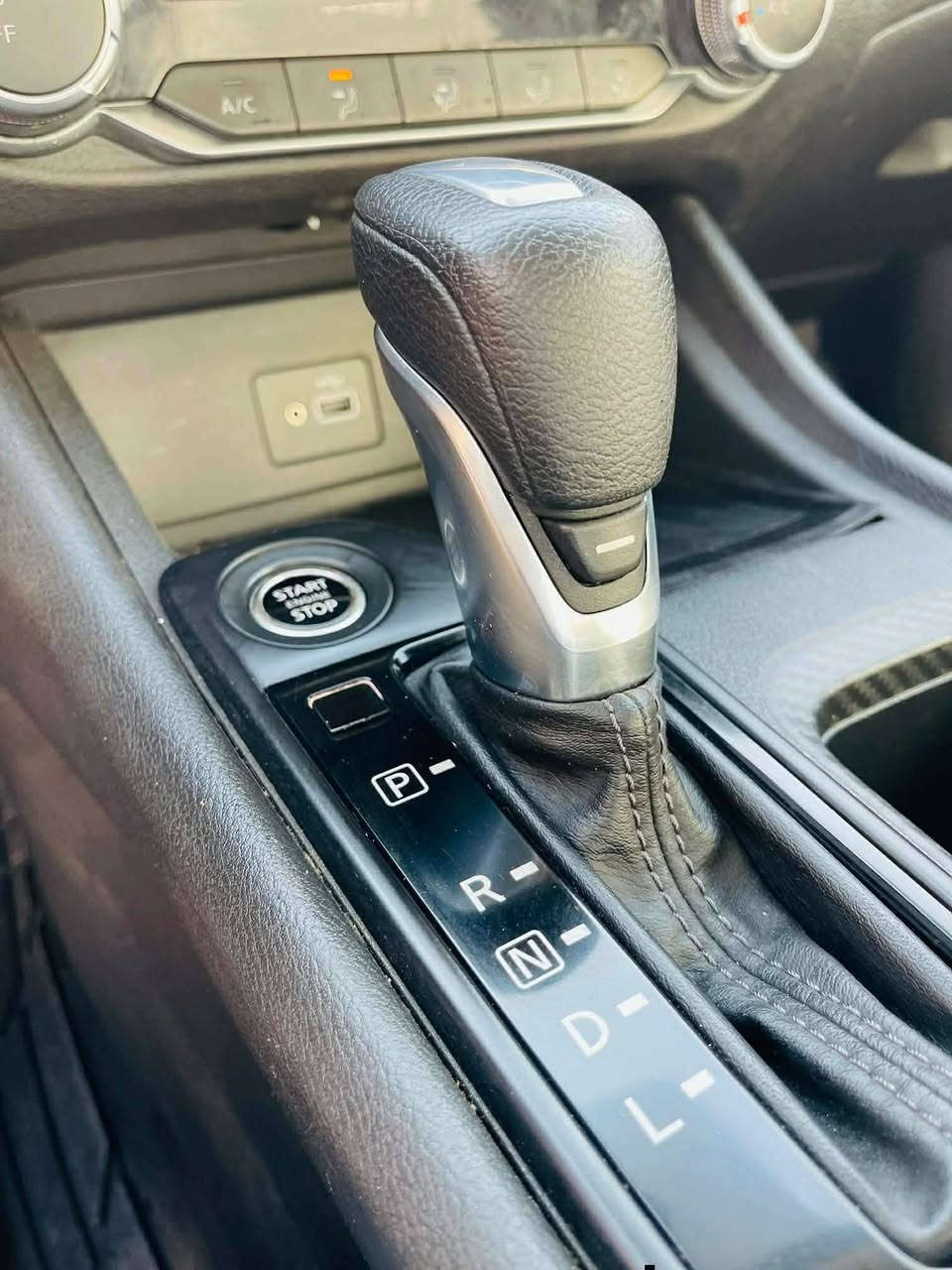 نيسان سنترا وارد أمريكي
موديل. 2021👌رقم أربيل الجديد
ضررها جاملغ الخلفي جهة السائق ونص قبق صندوق بدون دواخل 
مواصفات S
بصمه 
شاشة 
كاميرا 
حساسات 
تحديد سرعه 
رادار امامي 
مانع تصادم 
تحديد خط مسار 
محرك 2000 دوش
طخم تايرات جديد
سعرها  145 ورقة وبيها مجال 

بيها كابون بانزين 
والسياره باسمي
عنوان السياره الموصل الأيسر @إشارة


**إذا كنت صاحب هذا الإعلان وتريد حذفه لأي سبب، رجاءا أرسل رسالة إلى الدعم الفني**