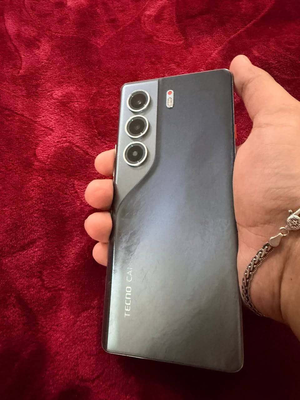 سلام عليكم تكنو كامون40برو فايف جي العشوائيه ٨+٨ يعني ١٦ وذاكرته 256 جهاز نظيف الله شاهد ورسوله عليه. وبطاريته ٩٧ بعده جديد يعني فقط ٣حبات نازله جنت ضامه وهسه اريد أبيعه مكاني بغداد وهذا رقمي ***********
