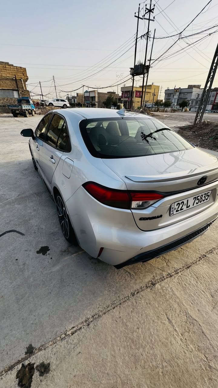 السلام عليكم  
للبيع تويوتا كورولا موديل 2021 – مواصفات SE

- السيارة بجم (أمريكي)  
- لا يوجد ضرب بالبجم نهائياً  
- الماشي: 111 ألف كيلومتر (كيلو وليس ميل)  
- السيارة كلها على وضع الشركة  
- حادث خفيف فقط، بدون أي تبديل  
- المحرك والگير شرط والفحص مسموح  
- صور الحادث متوفرة ومرفقة  
- السيارة باسمي ومداورة ثاني يوم

ملاحظة:  
يوجد تعديل بسيط جداً بحافة البنيد بسبب طخة أثناء الشحن، موضح بالصور.
للإستفسار أو الاتصال:  
***********
***********
