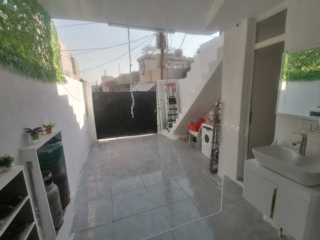 خانوو بۆ فرۆشتن تاپۆیە لە گەڕەکی باداوە نزیک پارک و نزیک ئاسایشی بادوە خانووەکە ڕوکنە و هەردوو دیوی کۆڵانە، خانووە دەکتی موبەریدەی هەیە سەقف سانەویە ،کاشی یە،قات و بیتونەیە هاوینێ تەحمیر کرایتەوە،ئەوەی بیکڕێت و بەکرێ بداتەوە 275 تاکو 300 هەزار دەکات
بۆ زانینی نرخ و بینینی ڤیدیۆی خانووەکە نامە بنێرن لە مێسنجەر یان لەوتساپ یان لە ڤایبەر
*********** أربيل, العراق
