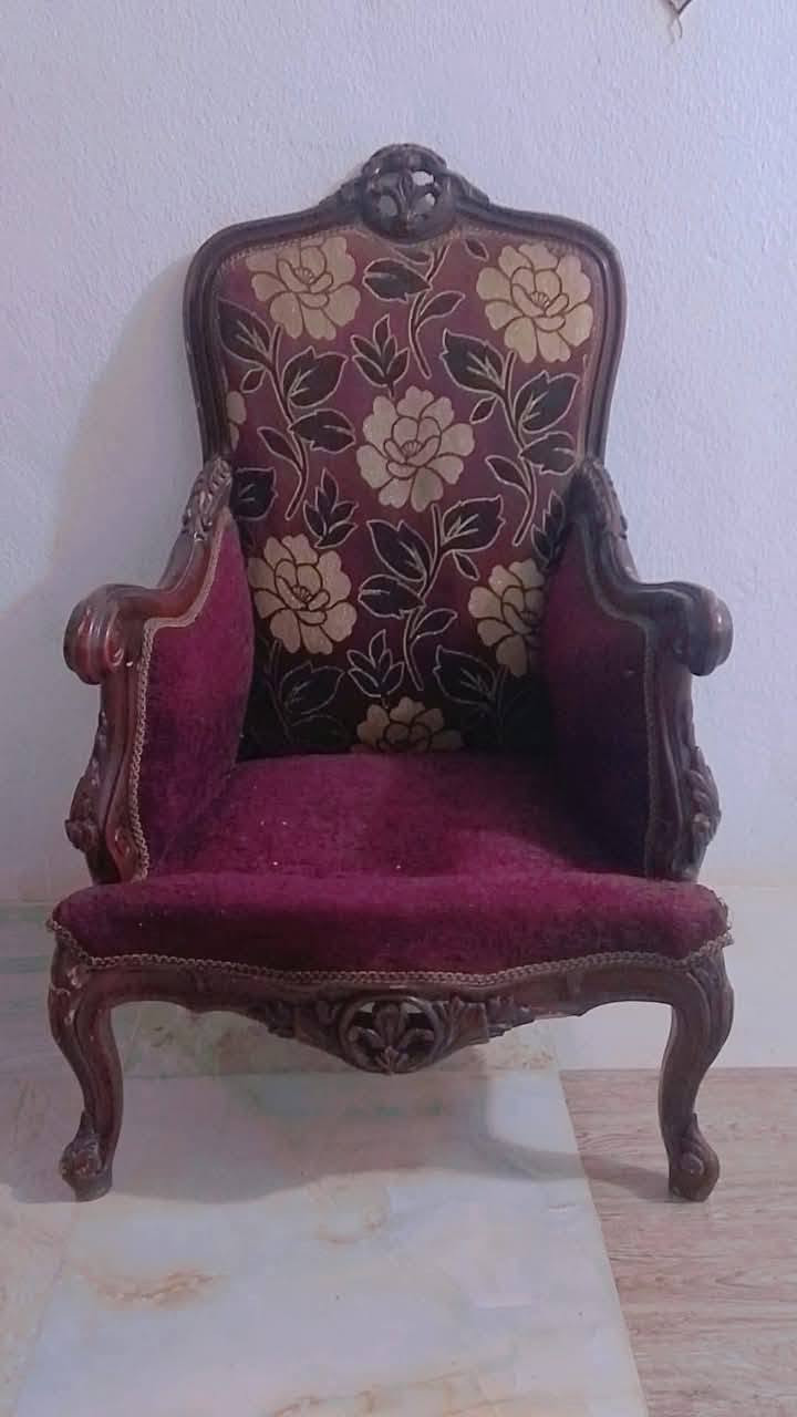 سلام عليكم كراسي نقش يدوي صاج قديم شغل عثماني انتيكه تحفيات نضاف لبيع قيم بلي يرضي الله وتعال أخذهن مكاني بغداد الكرخ الحريه رقم الهاتف وتساب فقط***********
