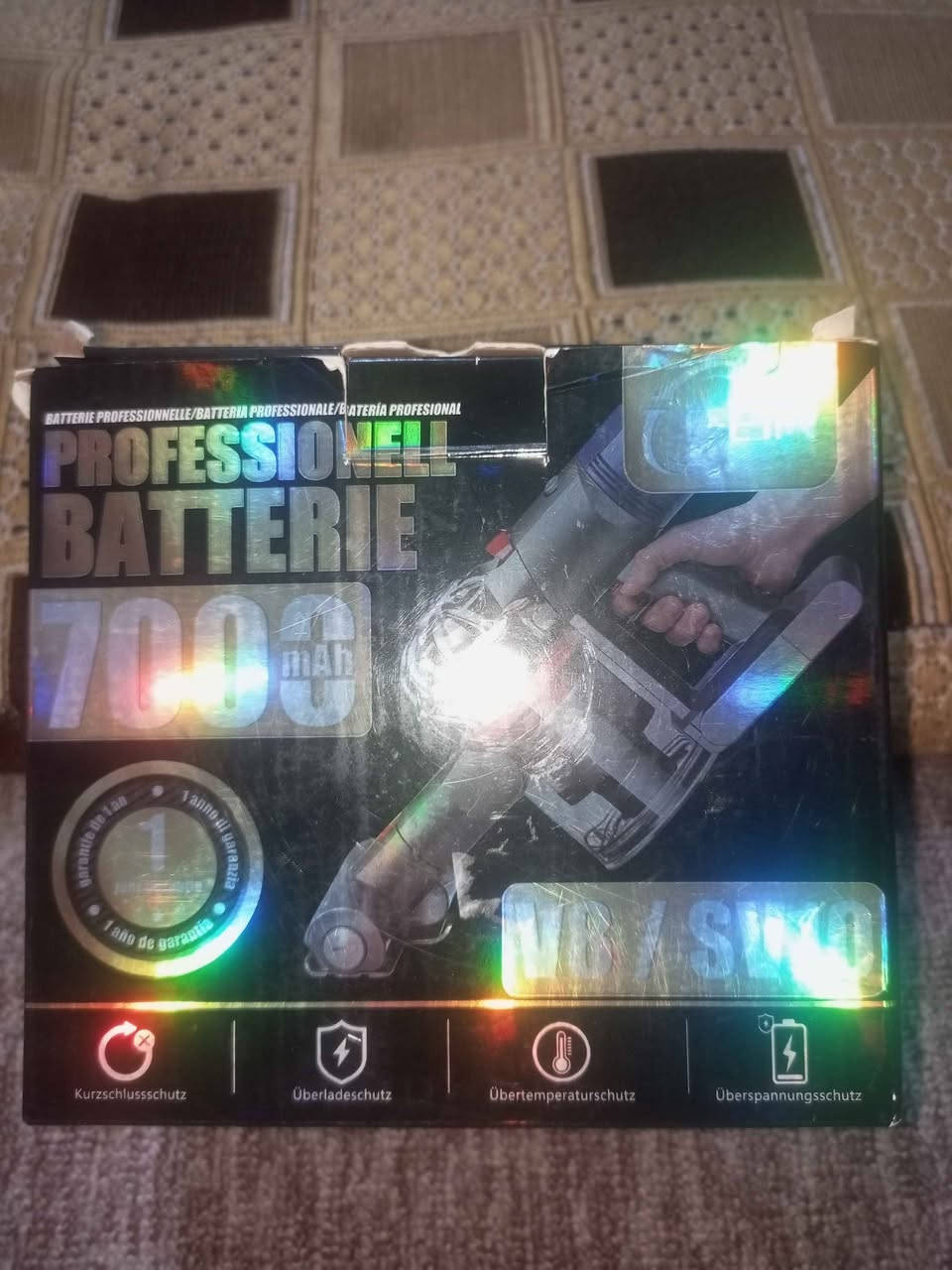 ذا المنتج عبارة عن بطارية بديلة وملحقات (فلاتر) لمكنسة دايسون اللاسلكية طراز V8/SV10. 
نوع المنتج: بطارية قابلة للشحن وفلاتر.
التوافق: مصممة خصيصًا لسلسلة أجهزة Dyson V8، بما في ذلك طرازات SV10.
السعة: تشير العبوة إلى سعة عالية تبلغ 7000 مللي أمبير في الساعة.
الجهد: تعمل بجهد كهربائي 21.6 فولت.
الميزات: تتضمن حماية مدمجة من الشحن الزائد والارتفاع في درجة الحرارة. دهوك, العراق


**إذا كنت صاحب هذا الإعلان وتريد حذفه لأي سبب، رجاءا أرسل رسالة إلى الدعم الفني**