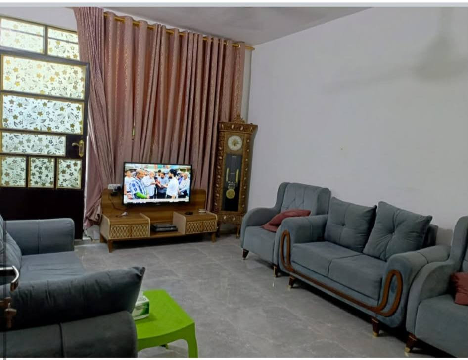 سلام عليكم بيت البيع بحي الجزائر قريت المعامرة مساحه١٥٠ للإستفسار الاتصال ***********
