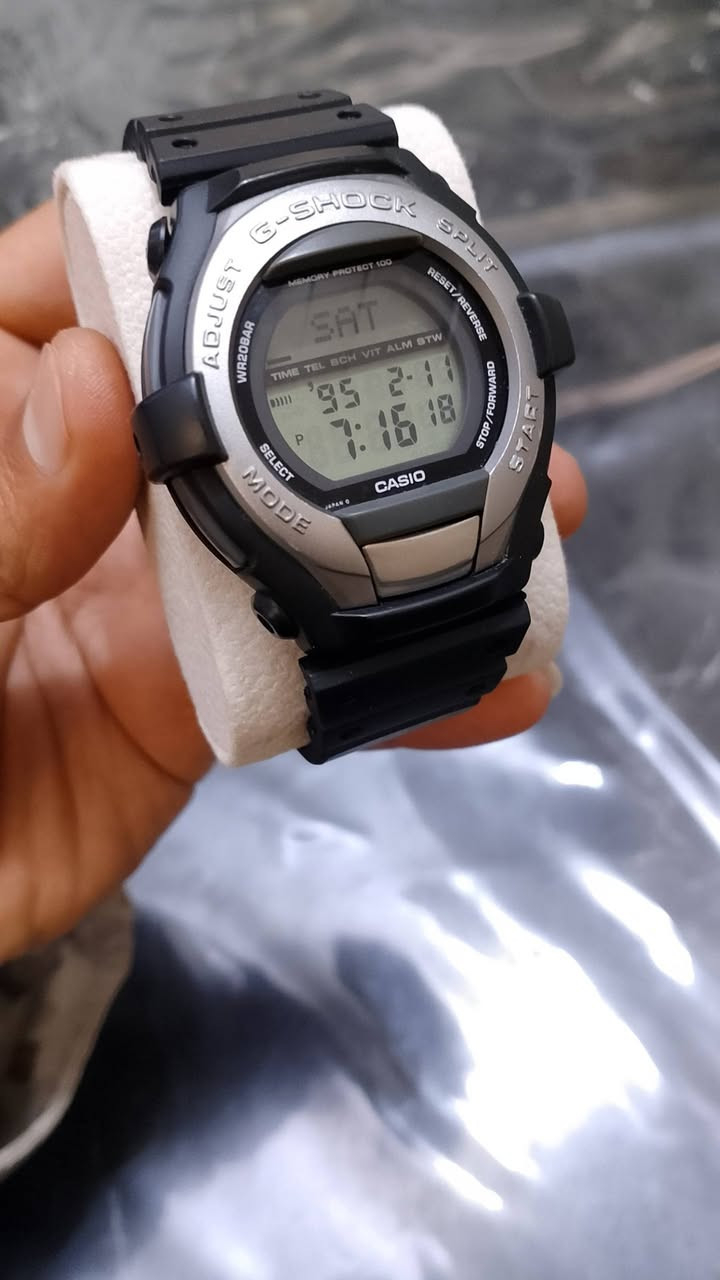 كاسيو جي شوك  GT-000
نوادر انتاج اليابان 1997 نظافة شبه تامة
بعض من المواصفات والمميزات
•ذاكرة بيانات بسعة 100 مدخل مع آلية لحماية البيانات المخزنة.
يمكن استخدام هذه الذاكرة لتخزين أنواع مختلفة من المعلومات 
•مثل ارقام الهواتف المواعيد أو الجدول الزمني
•مقاوم للصدمات
•مقاوم الماء 200 متر
•تاريخ كامل وايام الاسبوع 
•توقيت مدني عسكري
•وظائف أخرى: تتضمن وظائف مثل التوقيت العالمي وساعة إيقاف ومنبهات يومية ومؤقت عد تنازلي وإضاءة


**إذا كنت صاحب هذا الإعلان وتريد حذفه لأي سبب، رجاءا أرسل رسالة إلى الدعم الفني**