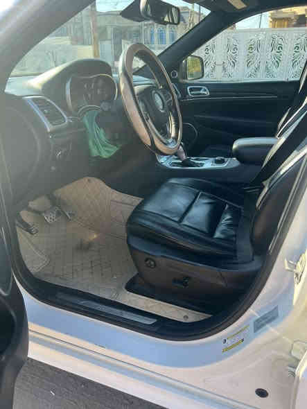 سياره جيب لاريدو فول 
مظروبه من جهه السايق اوفر لايت  سعرها 21الف دولار وبيها مجال الرقم ***********
