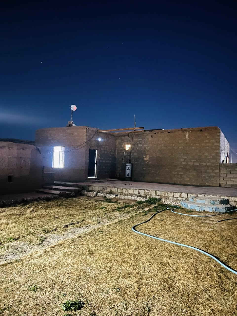 سلام عليكم ورحمة الله وبركاته بيت للبيع مساحة البناء 300مع قطع ثنين 600متر قرية دبي واصلها مي حلو ومر اتصل وتدلل***********
