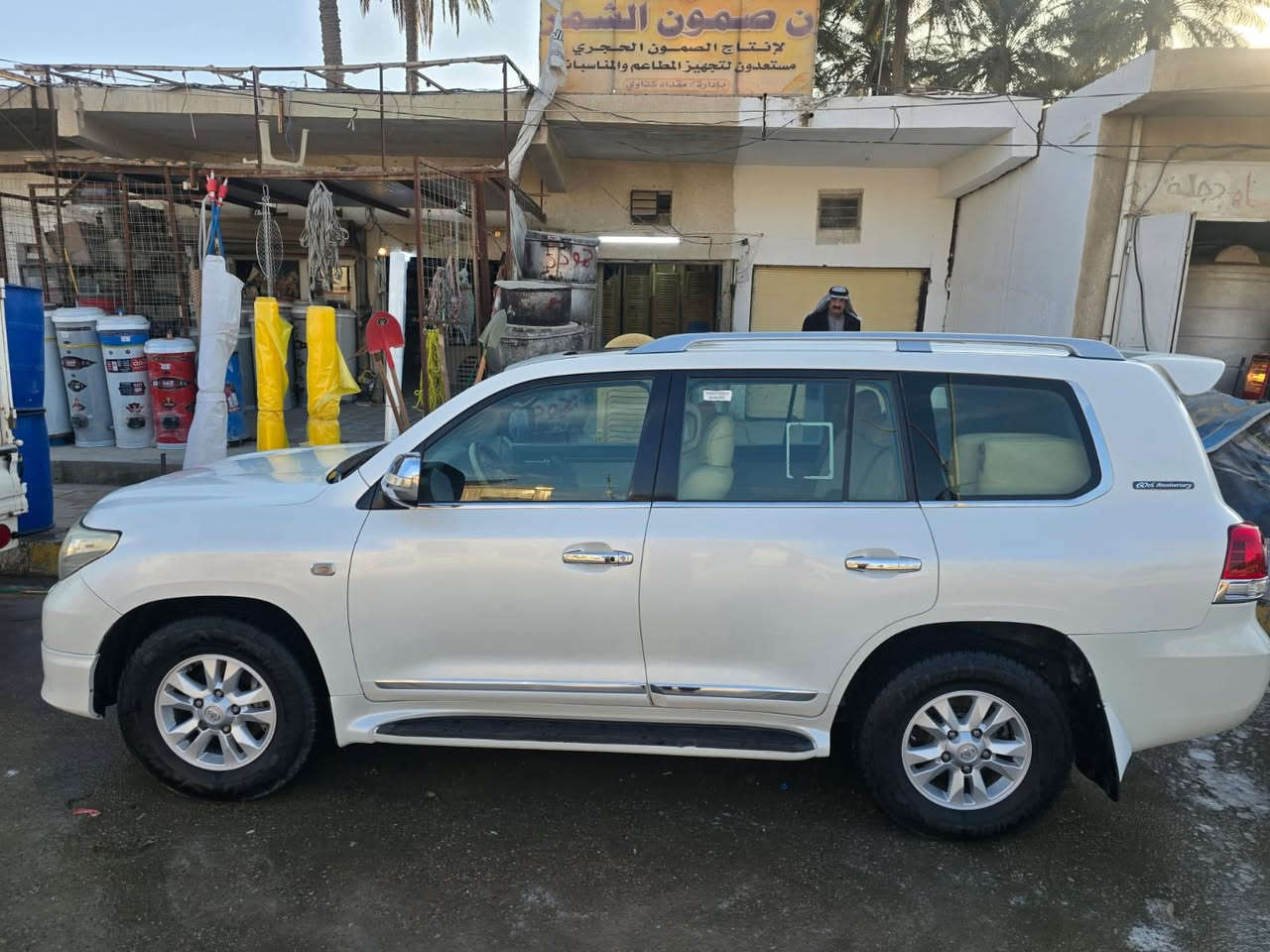 السلام عليكم
لاندكروز ستينية موديل 2011 فول مواصفات 
مكفوله من الصبغ والتبديل عدا شخط مسوي بكارت
ماشيه 185 
كير مكينه صدر تاير كله جديد 
مكان السياره ديالى 
للاستفسار ***********
السعر 320
