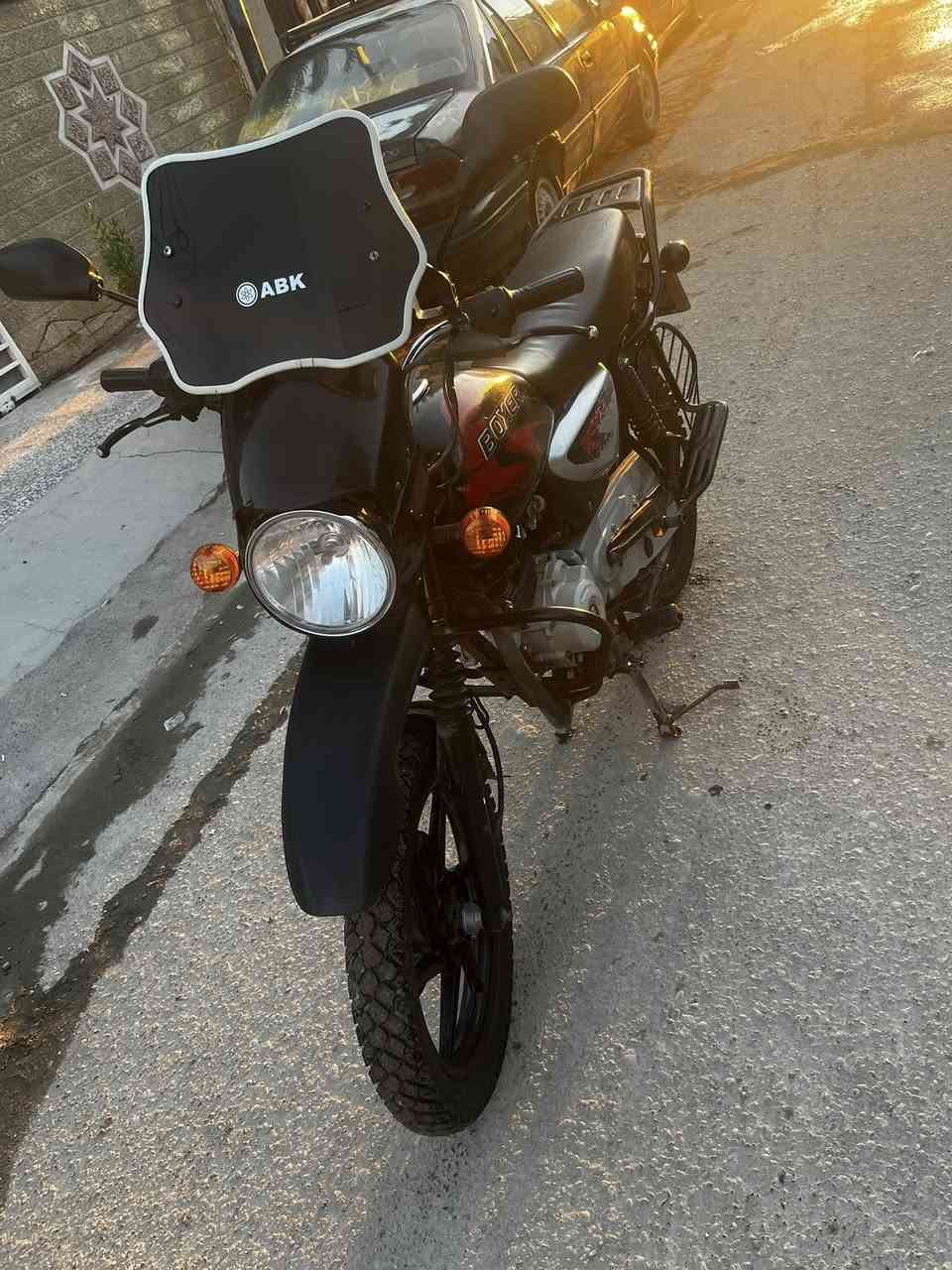 بوكسر جبلي 2023 كفالة عامة مرقم مشروع وطني بأسمي لوحتين وسنوية بكل مكان تتحول تحويل مباشر دراجة مكفولة من كلشي مال طالب جامعي يروح بيها للدوام ويرجع ممشتغلة دلفري ابدددد كلجات جديدة دراجة نكرة ابدل دهن كل 10 ايام مكينة خرسة مداريها من كل النواحي ومكفولة كفالة عامة فقط مبدل بوشة من شركة بجاج تجي تفحص وتقتنع مكاني بغداد البياع متواجد رصيد وواتساب *********** السعر (2400)مليونين واربعمية وبيها مجال للشراي
