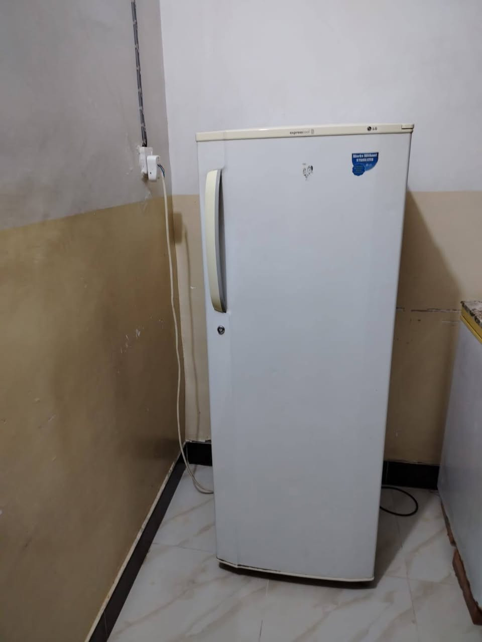 سلام عليكم غرفه للبيع  اخت الجديده سعره200وبيها مجال والمعرض سعره150وبي مجال ثلاجه سعره150وبيها مجال  ***********
