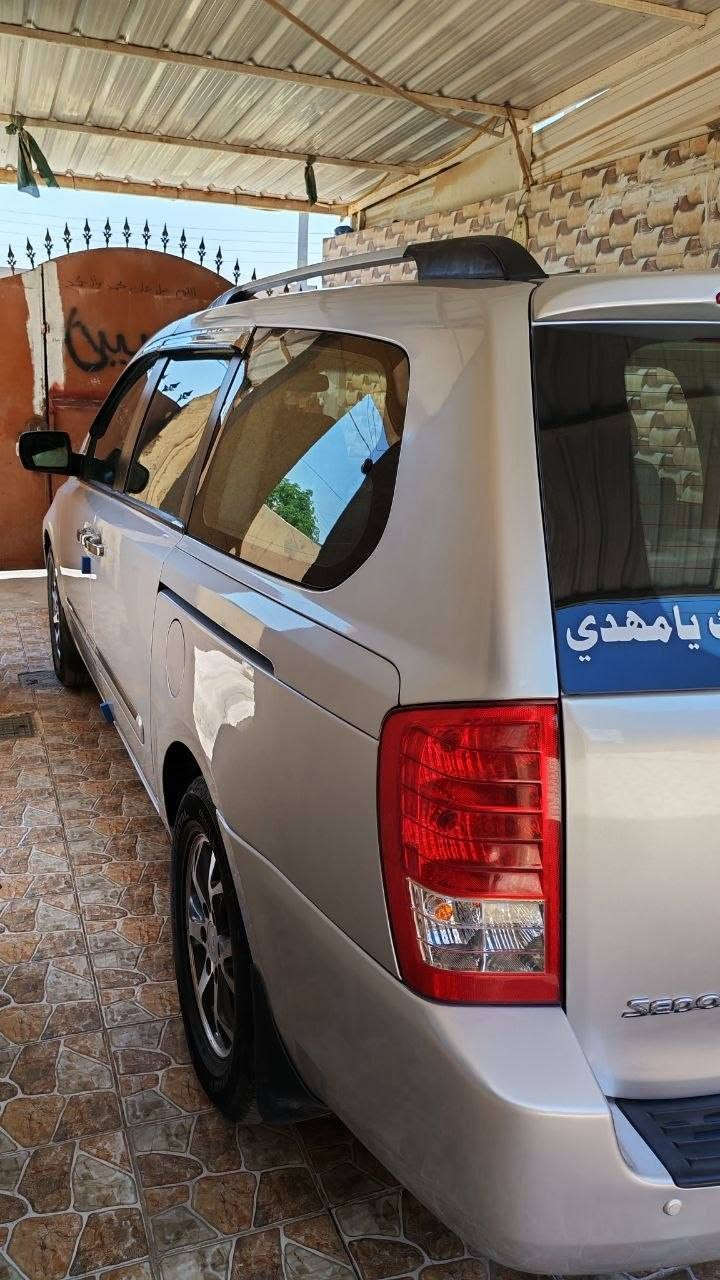 اللهم صلي على محمد وآل محمد
للبيع كيا سيدونا وارد أمريكي موديل 2014 فول موصفات ٧ راكب 
حجم المحرك 3500 جديد بانزين 
الموصفات
فتحه سلايت جام
بيبان سلايت كهربائي + جنطه كهربائي تحكم ريمود بلادي
كشنات جلد كهربائي
تحكم ستيرن
مسجل قلاب قرص بلادي
بلاجكتور + لد أبيض
خزن ميموري + سنتر لوك
مرش شفط اشاير بالمري
حافظه
كير  اوتوماتيك +عادي
باقي الموصفات معروفه 2014 الفول
السيارة جديده على وضع الشركه وبالعافيه على الي ياخذها تخم تاير جديد باتري جديد حداديه جديده تبريد ٣ قطع ثلج تدفئه شغاله 
رقم بغداد انكليزي بسمي سنويه جديده تحويل مباشر
حادثها تبديل جاملغ أمامي فقط بدون دواخل كلها ليبل واحد 
صبغتها حزام جماليه اثر جرد بسيط وعندي فيديو وصور قبل الصبغ 
السعر وباقي التفاصيل خابرني وتدلل
***********
*********** مكاني الديوانية قضاء ال بدير
