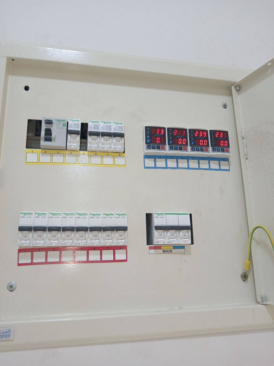 كهربائي متفرغ لجميع أنواع التاسيسات الكهربائيه الحديثه وجميع مراحل سحب تشطيب نزالات أسعار مناسبه للتواصل ***********
