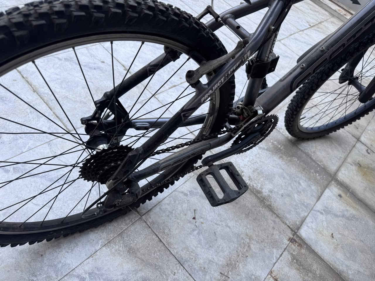 � بايسكل سكوت 26 أصلي – حالة نظيفة وجاهز للاستخدام
* ماركة: Scott
* حجم العجل: 26 إنج
* نوع: Mountain Bike (جبلية)
* فرامل: ديسك أو عادية حسب الموديل
* قير: Shimano (سرعات متعددة)
* هيكل ألمنيوم خفيف وقوي
* مناسب للشارع والطرق الوعرة


**إذا كنت صاحب هذا الإعلان وتريد حذفه لأي سبب، رجاءا أرسل رسالة إلى الدعم الفني**