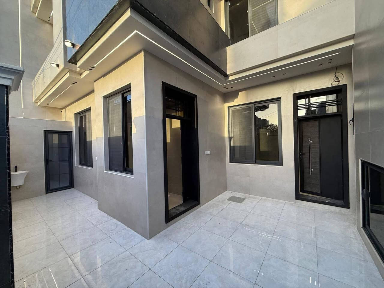 ‏‎‏‎دار  للبيع او المراوس النجف الاشرف
حي الغري
مساحه الدار  ٢٠٠ م 
شارع ١٠ موقع ممتاز 
طابقين بناء جديد vip
قرب الاربع شوارع

‏‎  للاستفسار مراجعة مكتب العطاء للوساطه العقاريه في حي الجامعه سايدين سلام-جامعه 
مقابل مجمع زيد و حسن

او الاتصال 
‏‎*********** (يتوفر واتساب)
