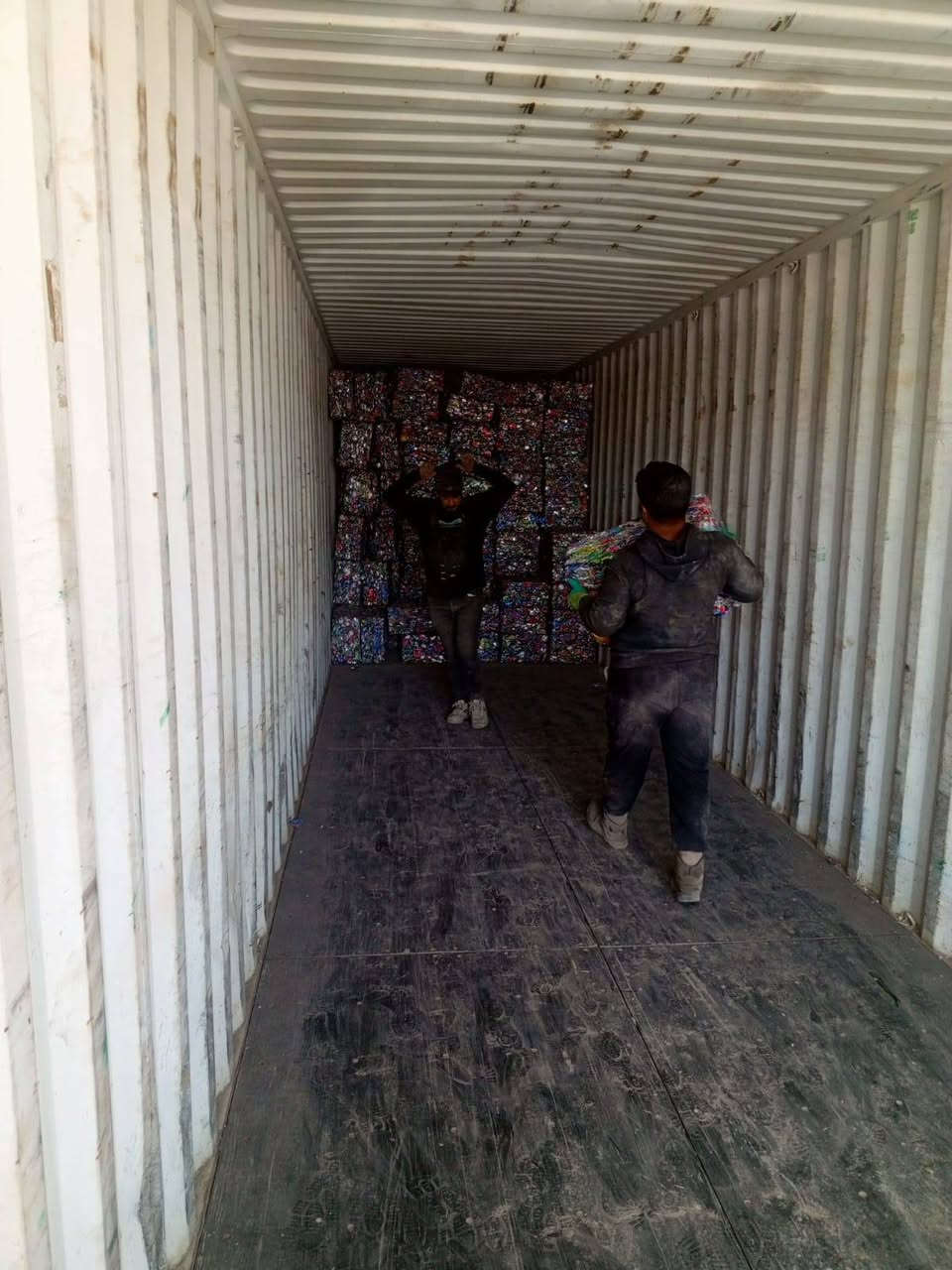 جوكه عمال تحميل حاويات اسباع حسب الكميه قديمين بشغله ***********بغداد فقط
