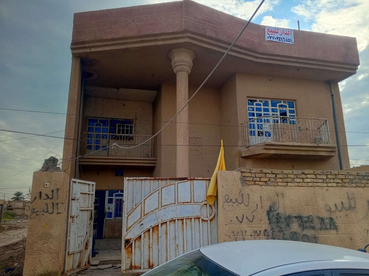 دار للبيع مساحة ١٣٠ 
الارضي استقبال وغرفة نوم وملحقاتهن
الطابق الثاني ثلاث غرف نوم 
نقص فقط الطابق الثاني ارضية 
البيت موقع ممتاز بالالف وركن وقرب المدارس الصينية 
للاتصال 
***********
