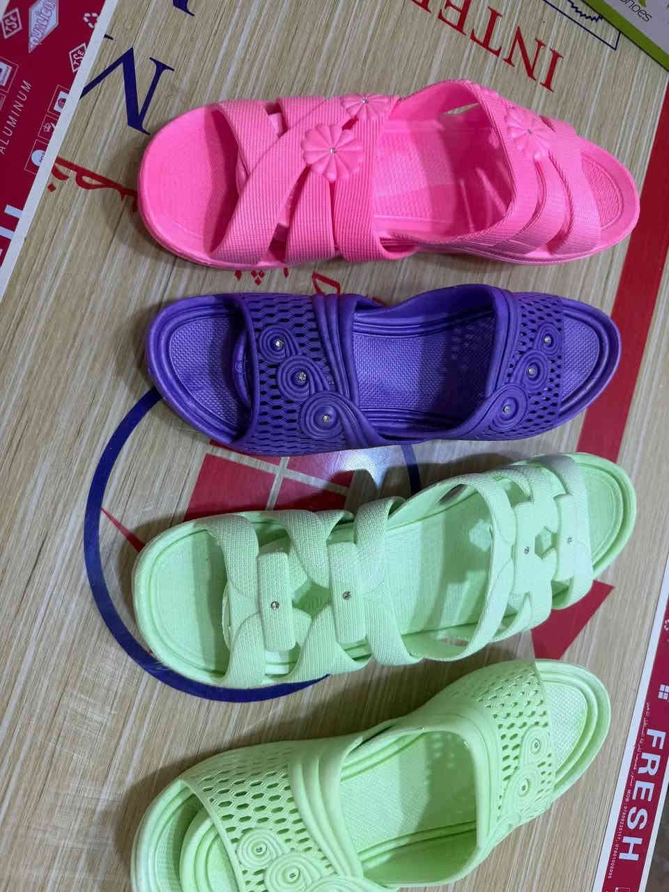 سلام عليكم
تكرمون نعال لاستيك نسائي قياسات كامله
سعر الدرزن ١٥ الفتواصل واتساب ***********
