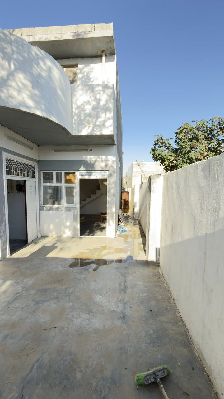 #اعلان
دار للبيع مساحة 200متر 

#المواصفات غرفتين نوم صاله استقبال مطبخ صحيات كراج ارضيه صب سقف ثانوي 

#الجنس العقار زراعي 

#العنوان ديالى خانقين خلف مستودع 

#اتصال مكتب علي الوندي للعقارات ومقاولات 

***********
